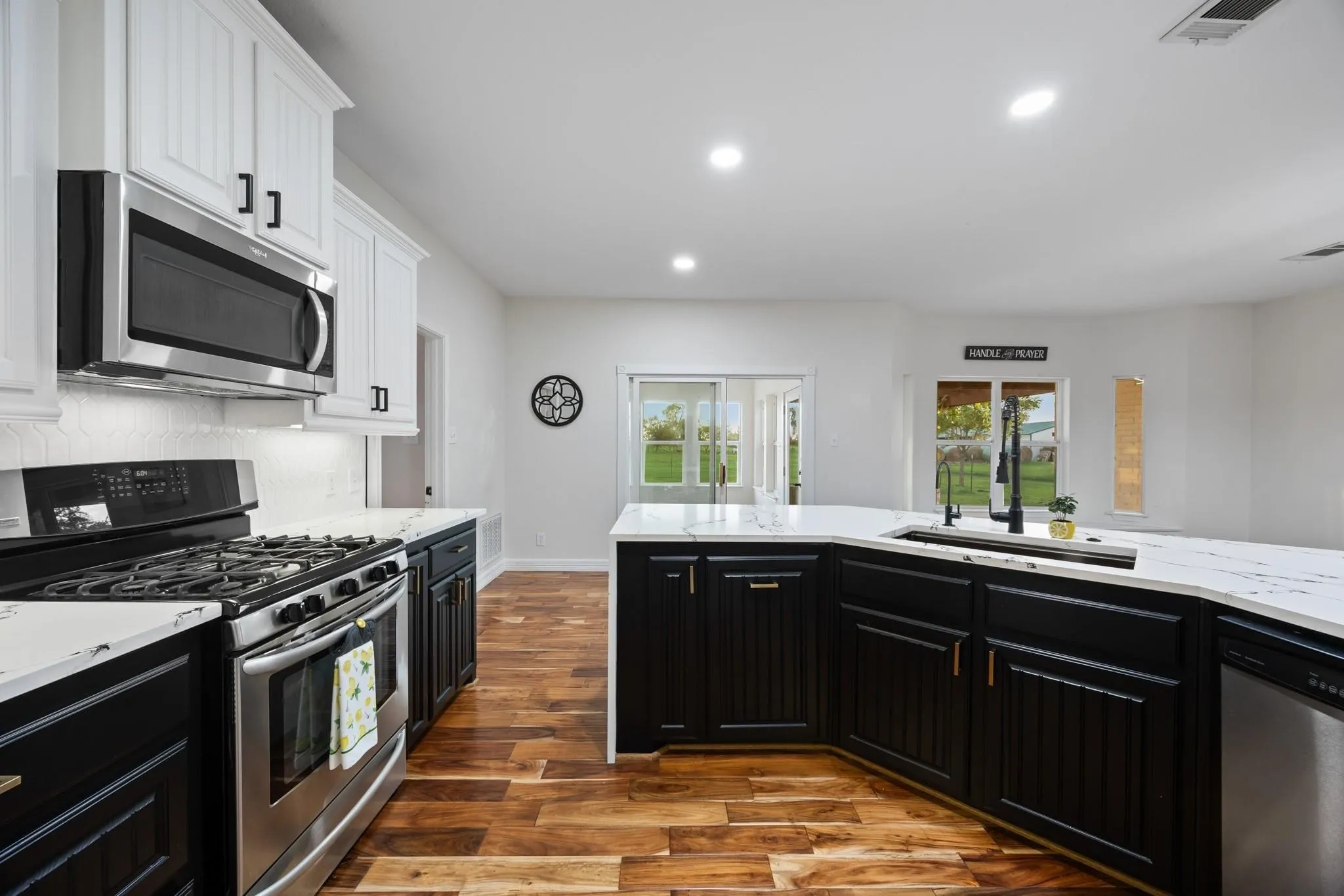 Farm For Sale in Kaufman County , 6880 County Road 4042, Kemp, Texas 75143, 4 Bedroom, 3 Bathroom, 3 Garage spaces, 3,786 Sqft, built in 2008, Preowned, mls#21261259, Real Estate Agent in Kemp, Homes For Sale in Kaufman county, Homes For Sale in Kemp, Realtor in Kemp Texas, Real Estate Brokerage Independent Realty Texas, Luminita Cordes Realtor
