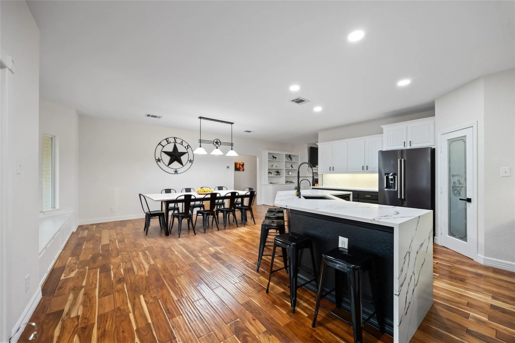 Farm For Sale in Kaufman County , 6880 County Road 4042, Kemp, Texas 75143, 4 Bedroom, 3 Bathroom, 3 Garage spaces, 3,786 Sqft, built in 2008, Preowned, mls#21261259, Real Estate Agent in Kemp, Homes For Sale in Kaufman county, Homes For Sale in Kemp, Realtor in Kemp Texas, Real Estate Brokerage Independent Realty Texas, Luminita Cordes Realtor