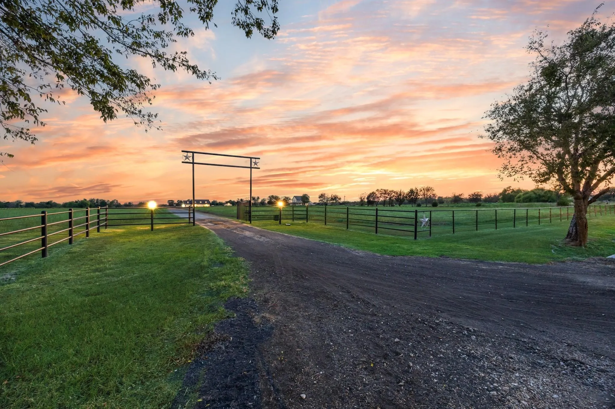Farm For Sale in Kaufman County , 6880 County Road 4042, Kemp, Texas 75143, 4 Bedroom, 3 Bathroom, 3 Garage spaces, 3,786 Sqft, built in 2008, Preowned, mls#21261259, Real Estate Agent in Kemp, Homes For Sale in Kaufman county, Homes For Sale in Kemp, Realtor in Kemp Texas, Real Estate Brokerage Independent Realty Texas, Luminita Cordes Realtor