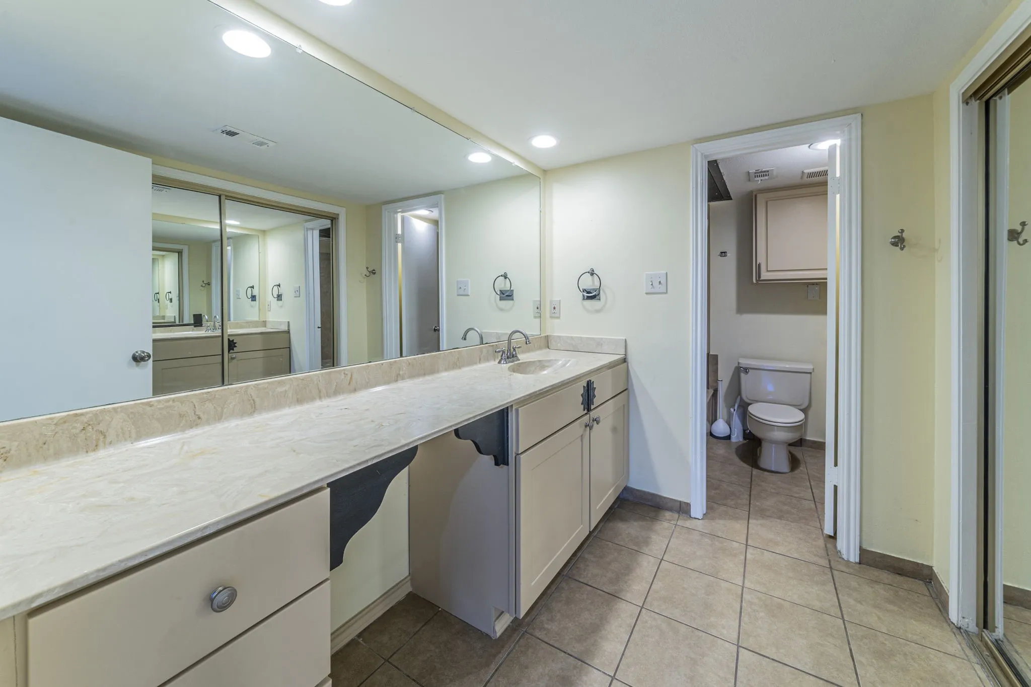 Condominium For Sale in Tarrant County , 2733 Silver Creek Drive 205, Arlington, Texas 76006, 2 Bedrooms, 2 Bathrooms, Garage spaces, 952 Sqft, built in 1983, Price $179,500, mls#21261268, Real Estate Agent in Arlington, Homes For Sale in Tarrant county, Homes For Sale in Arlington, Realtor in Arlington Texas, Real Estate Brokerage Independent Realty Texas, Luminita Cordes Realtor