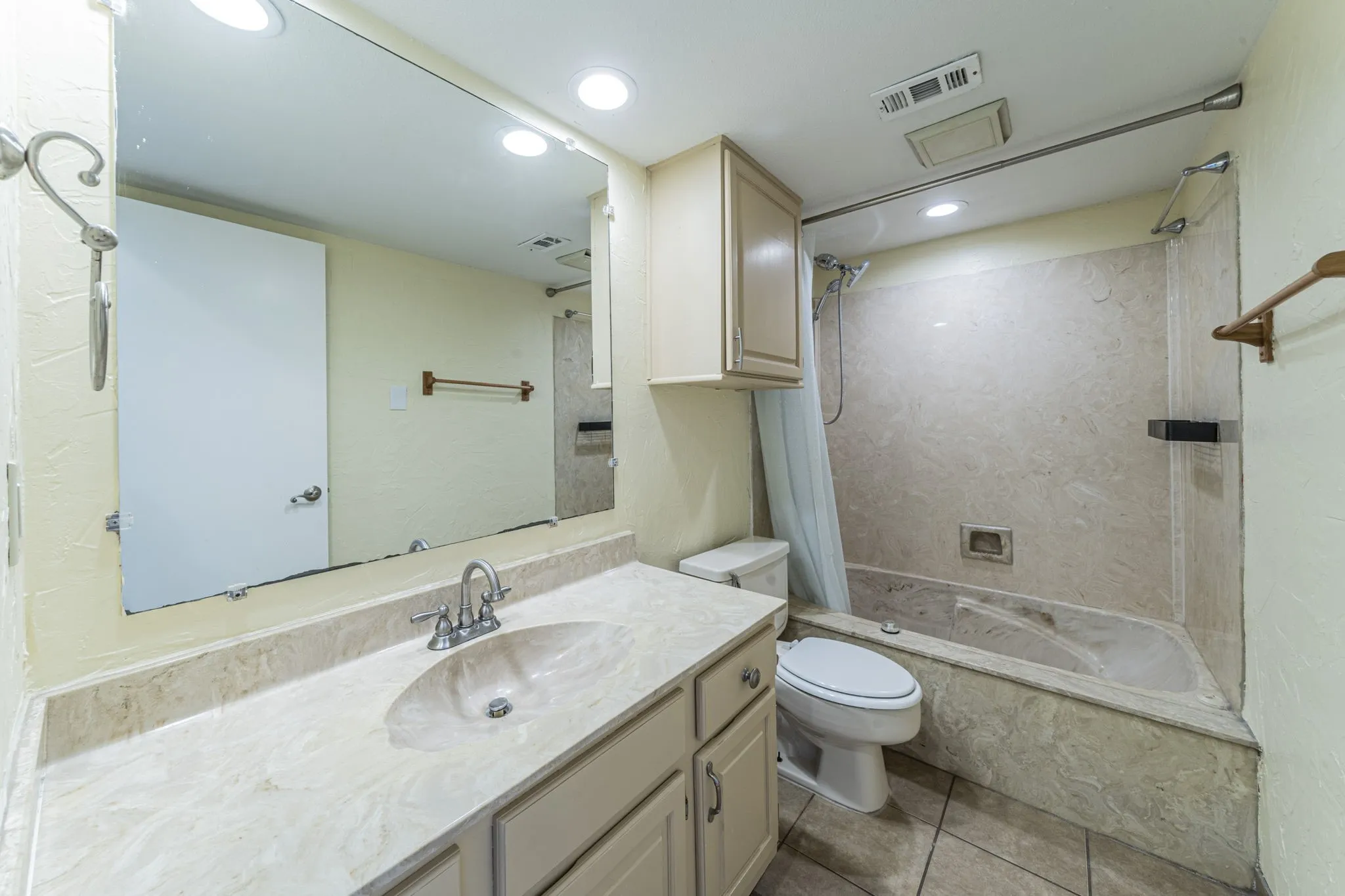 Condominium For Sale in Tarrant County , 2733 Silver Creek Drive 205, Arlington, Texas 76006, 2 Bedrooms, 2 Bathrooms, Garage spaces, 952 Sqft, built in 1983, Price $179,500, mls#21261268, Real Estate Agent in Arlington, Homes For Sale in Tarrant county, Homes For Sale in Arlington, Realtor in Arlington Texas, Real Estate Brokerage Independent Realty Texas, Luminita Cordes Realtor