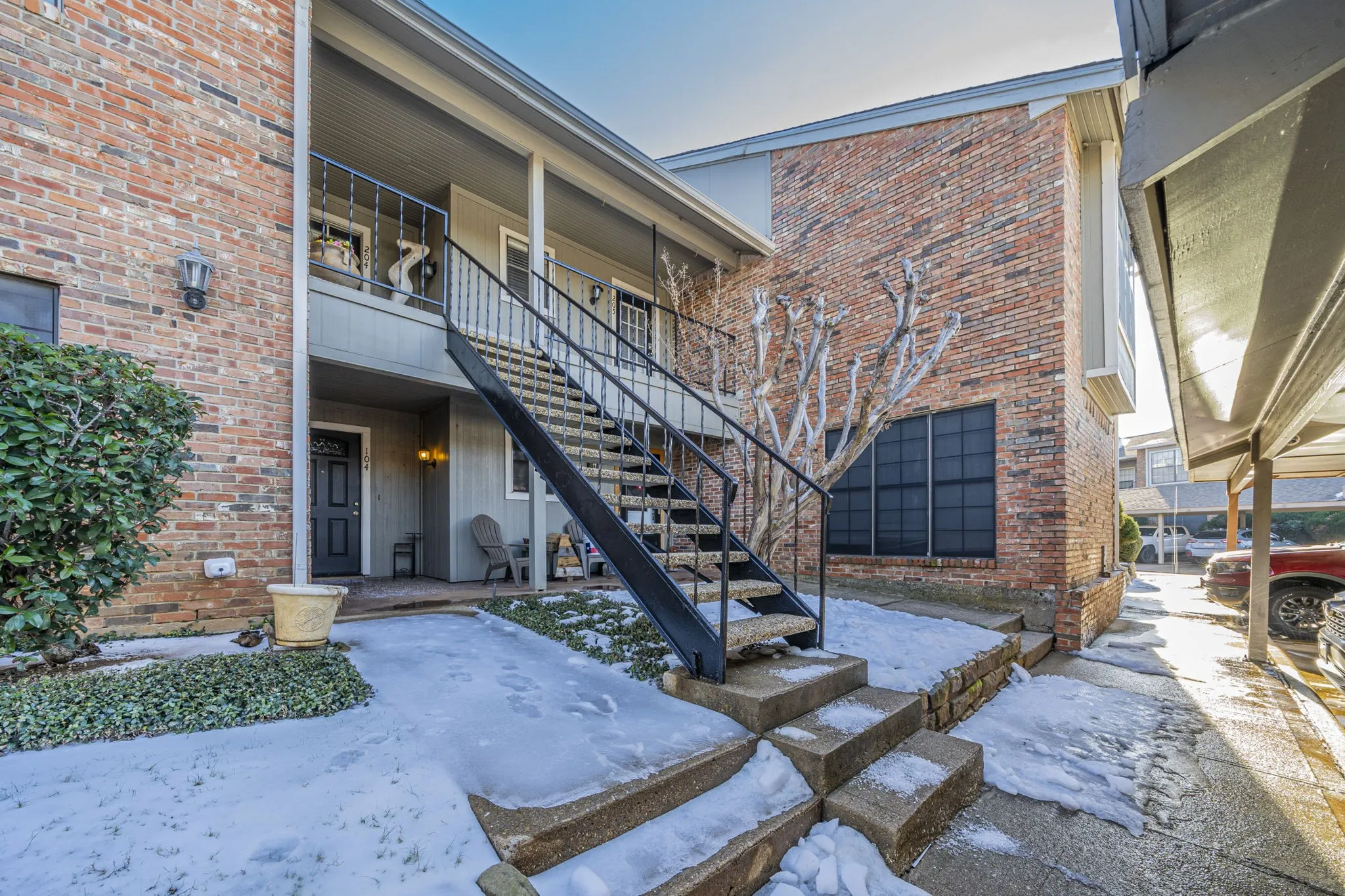 Condominium For Sale in Tarrant County , 2733 Silver Creek Drive 205, Arlington, Texas 76006, 2 Bedrooms, 2 Bathrooms, Garage spaces, 952 Sqft, built in 1983, Price $179,500, mls#21261268, Real Estate Agent in Arlington, Homes For Sale in Tarrant county, Homes For Sale in Arlington, Realtor in Arlington Texas, Real Estate Brokerage Independent Realty Texas, Luminita Cordes Realtor