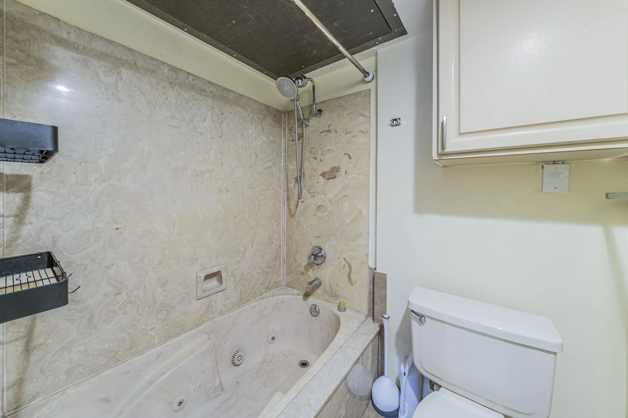 Condominium For Sale in Tarrant County , 2733 Silver Creek Drive 205, Arlington, Texas 76006, 2 Bedrooms, 2 Bathrooms, Garage spaces, 952 Sqft, built in 1983, Price $179,500, mls#21261268, Real Estate Agent in Arlington, Homes For Sale in Tarrant county, Homes For Sale in Arlington, Realtor in Arlington Texas, Real Estate Brokerage Independent Realty Texas, Luminita Cordes Realtor