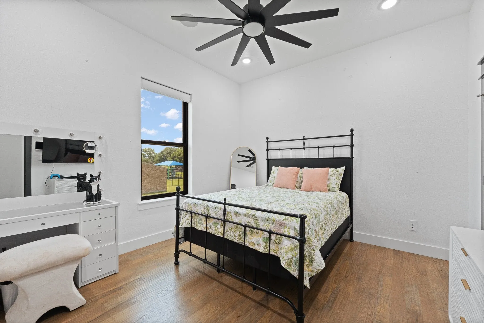Single Family Residence For Sale in Tarrant County , 613 Wildcat Way, Kennedale, Texas 76060, 5 Bedroom, 8 Bathroom, 2 Garage spaces, 4,061 Sqft, built in 2021, Preowned, mls#21261254, Real Estate Agent in Kennedale, Homes For Sale in Tarrant county, Homes For Sale in Kennedale, Realtor in Kennedale Texas, Real Estate Brokerage Independent Realty Texas, Luminita Cordes Realtor