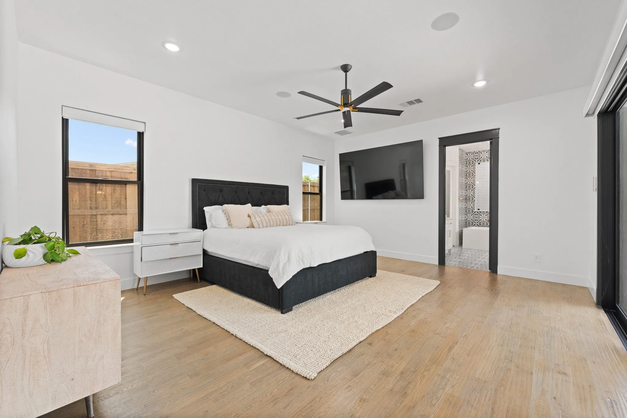 Single Family Residence For Sale in Tarrant County , 613 Wildcat Way, Kennedale, Texas 76060, 5 Bedroom, 8 Bathroom, 2 Garage spaces, 4,061 Sqft, built in 2021, Preowned, mls#21261254, Real Estate Agent in Kennedale, Homes For Sale in Tarrant county, Homes For Sale in Kennedale, Realtor in Kennedale Texas, Real Estate Brokerage Independent Realty Texas, Luminita Cordes Realtor
