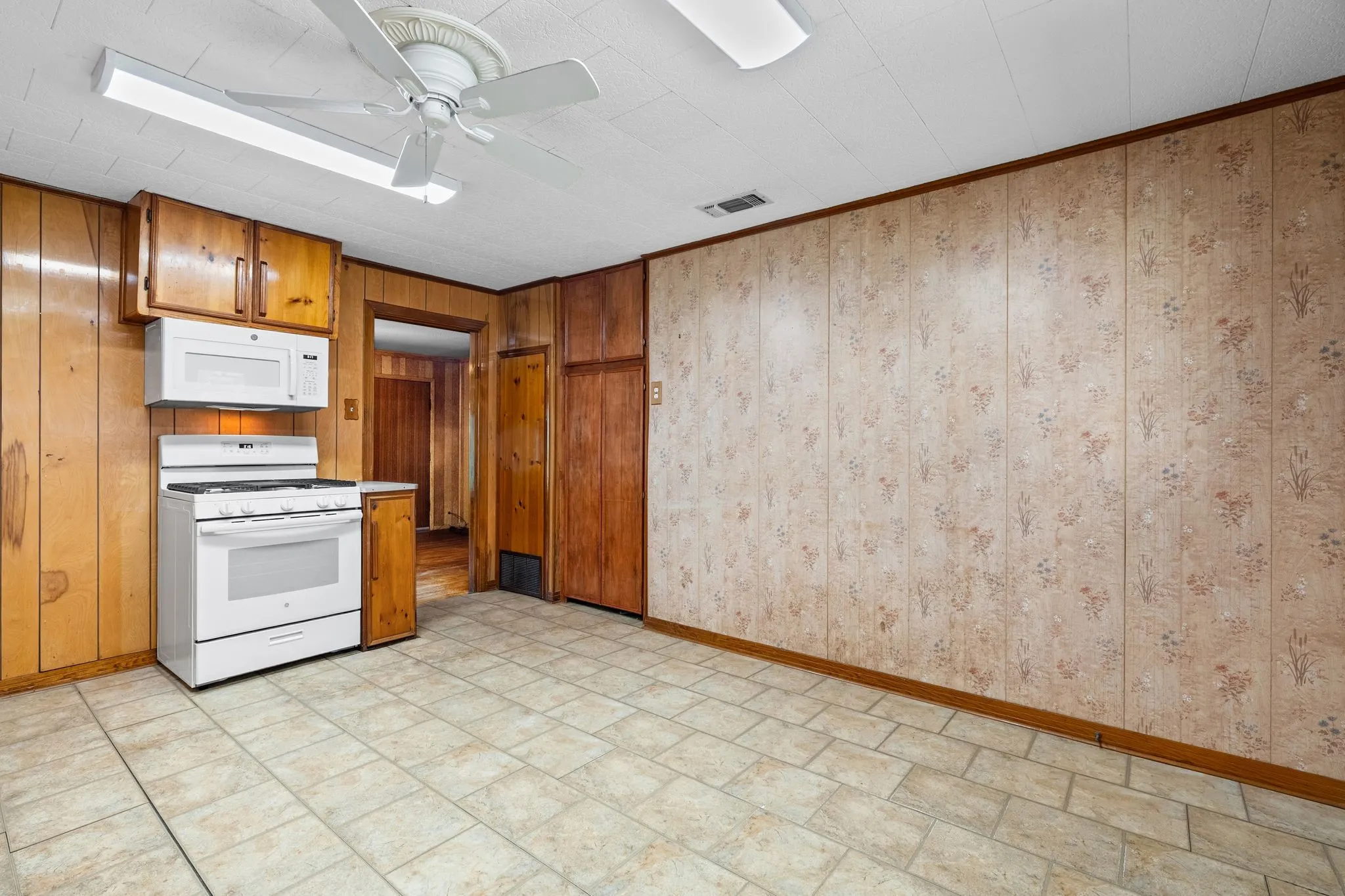 Single Family Residence For Sale in Collin County , 506 Pendleton Street, Farmersville, Texas 75442, 3 Bedroom, 2 Bathroom, 3 Garage spaces, 1,292 Sqft, built in 1962, Preowned, mls#21260752, Real Estate Agent in Farmersville, Homes For Sale in Collin county, Homes For Sale in Farmersville, Realtor in Farmersville Texas, Real Estate Brokerage Independent Realty Texas, Luminita Cordes Realtor