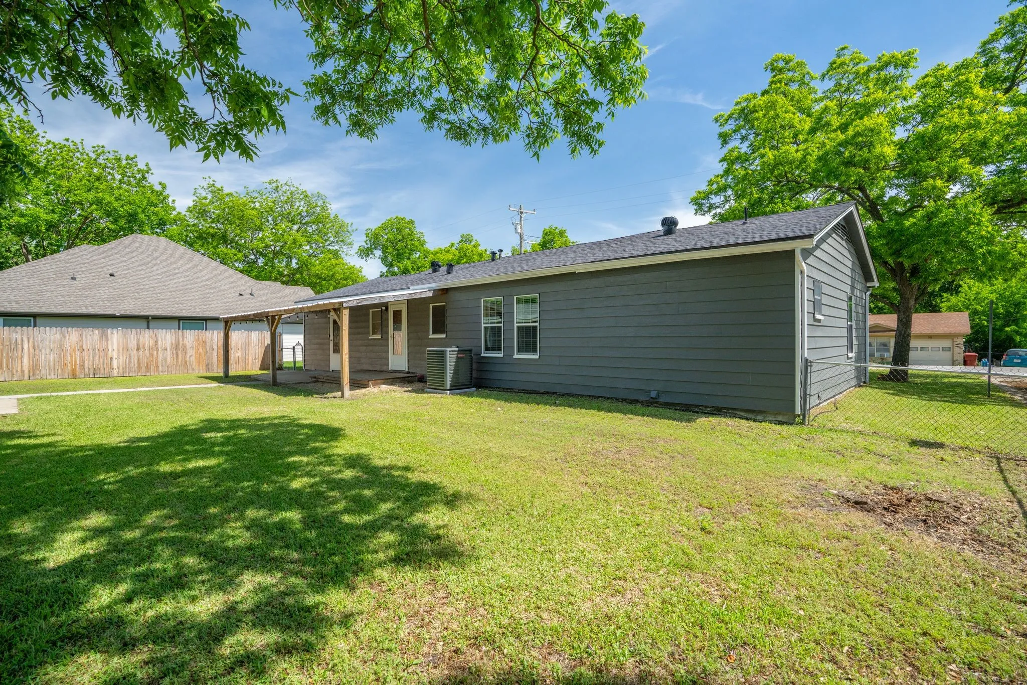 Single Family Residence For Sale in Collin County , 506 Pendleton Street, Farmersville, Texas 75442, 3 Bedroom, 2 Bathroom, 3 Garage spaces, 1,292 Sqft, built in 1962, Preowned, mls#21260752, Real Estate Agent in Farmersville, Homes For Sale in Collin county, Homes For Sale in Farmersville, Realtor in Farmersville Texas, Real Estate Brokerage Independent Realty Texas, Luminita Cordes Realtor