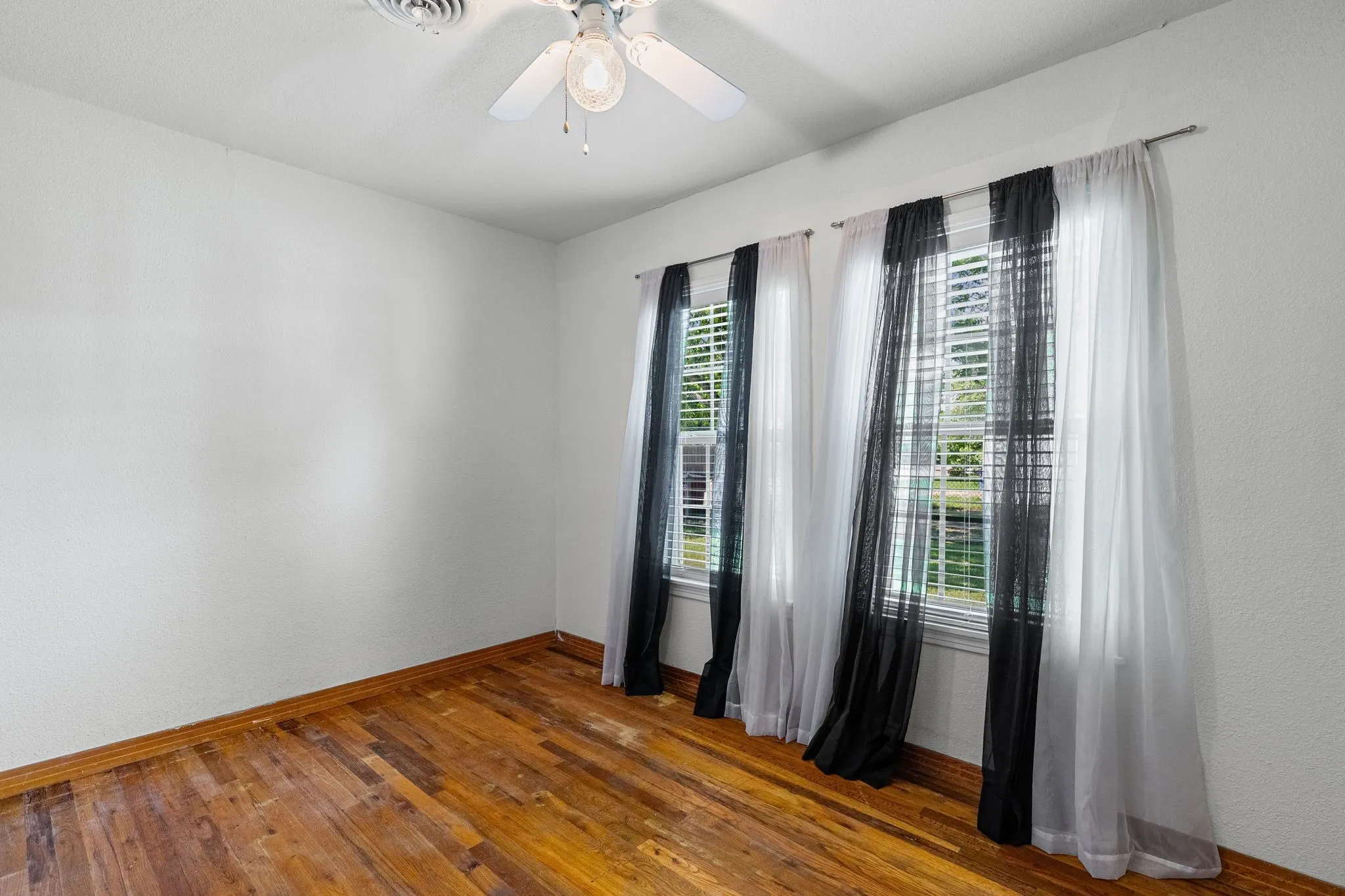 Single Family Residence For Sale in Collin County , 506 Pendleton Street, Farmersville, Texas 75442, 3 Bedroom, 2 Bathroom, 3 Garage spaces, 1,292 Sqft, built in 1962, Preowned, mls#21260752, Real Estate Agent in Farmersville, Homes For Sale in Collin county, Homes For Sale in Farmersville, Realtor in Farmersville Texas, Real Estate Brokerage Independent Realty Texas, Luminita Cordes Realtor