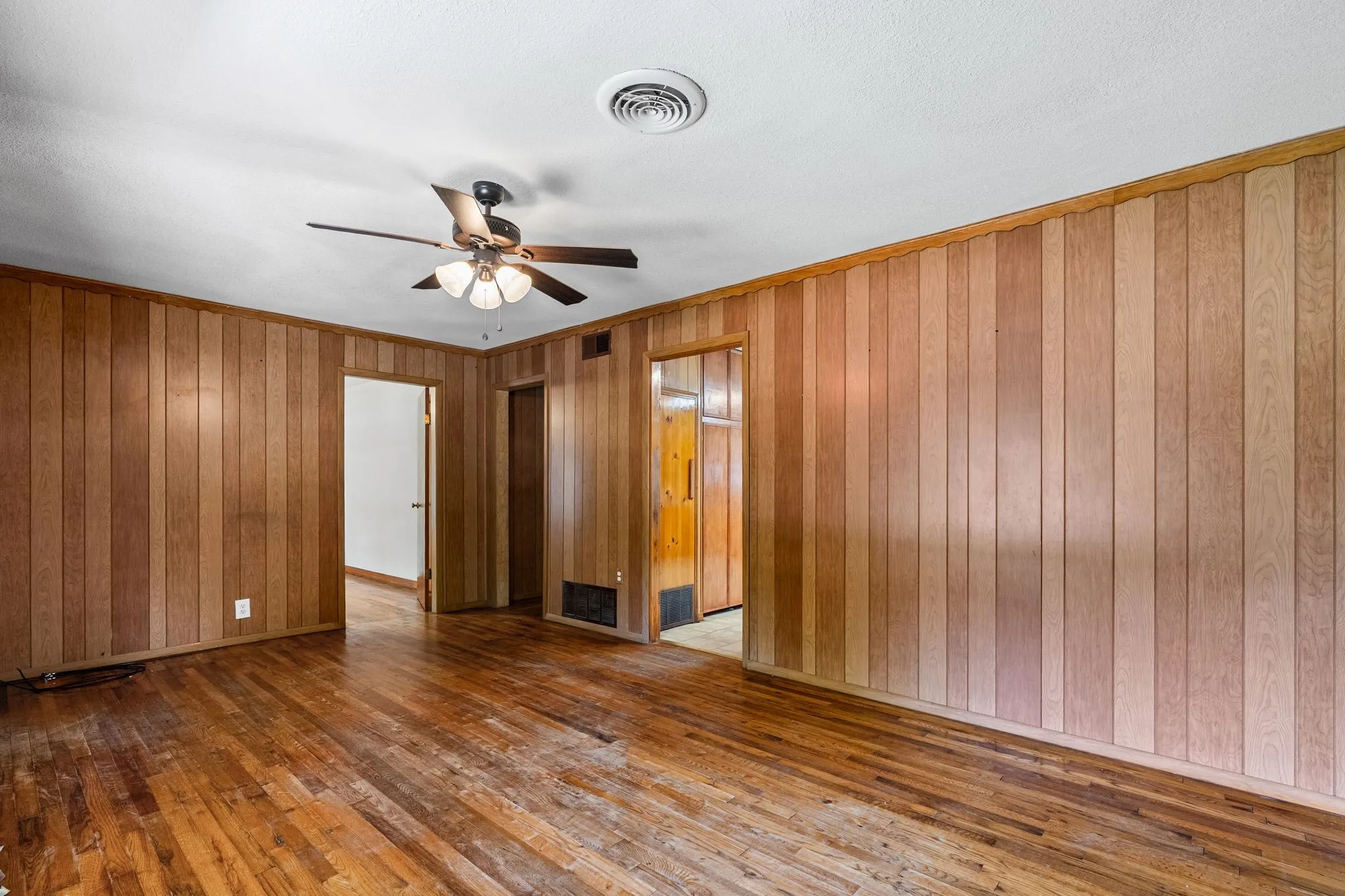 Single Family Residence For Sale in Collin County , 506 Pendleton Street, Farmersville, Texas 75442, 3 Bedroom, 2 Bathroom, 3 Garage spaces, 1,292 Sqft, built in 1962, Preowned, mls#21260752, Real Estate Agent in Farmersville, Homes For Sale in Collin county, Homes For Sale in Farmersville, Realtor in Farmersville Texas, Real Estate Brokerage Independent Realty Texas, Luminita Cordes Realtor