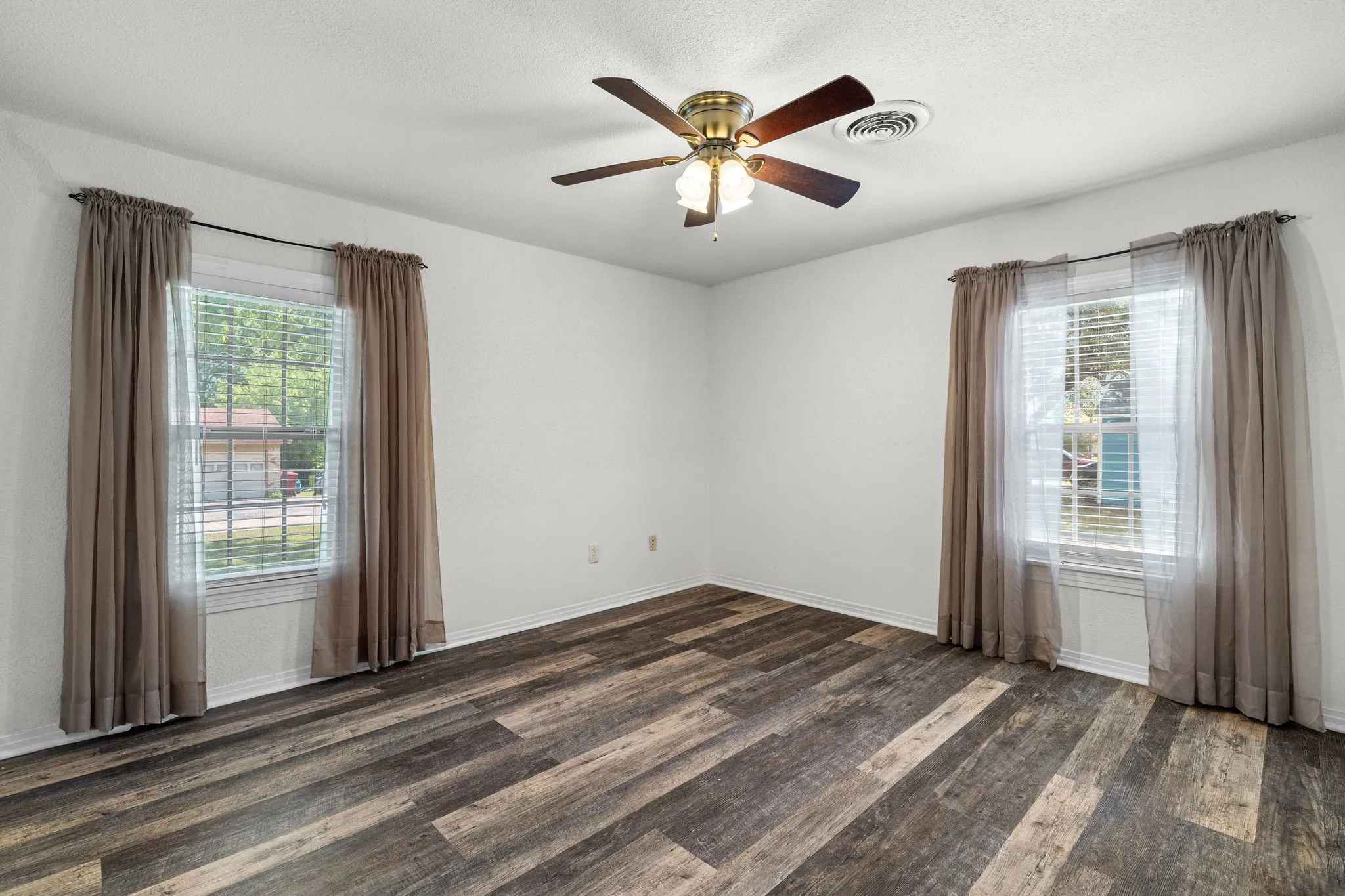 Single Family Residence For Sale in Collin County , 506 Pendleton Street, Farmersville, Texas 75442, 3 Bedroom, 2 Bathroom, 3 Garage spaces, 1,292 Sqft, built in 1962, Preowned, mls#21260752, Real Estate Agent in Farmersville, Homes For Sale in Collin county, Homes For Sale in Farmersville, Realtor in Farmersville Texas, Real Estate Brokerage Independent Realty Texas, Luminita Cordes Realtor