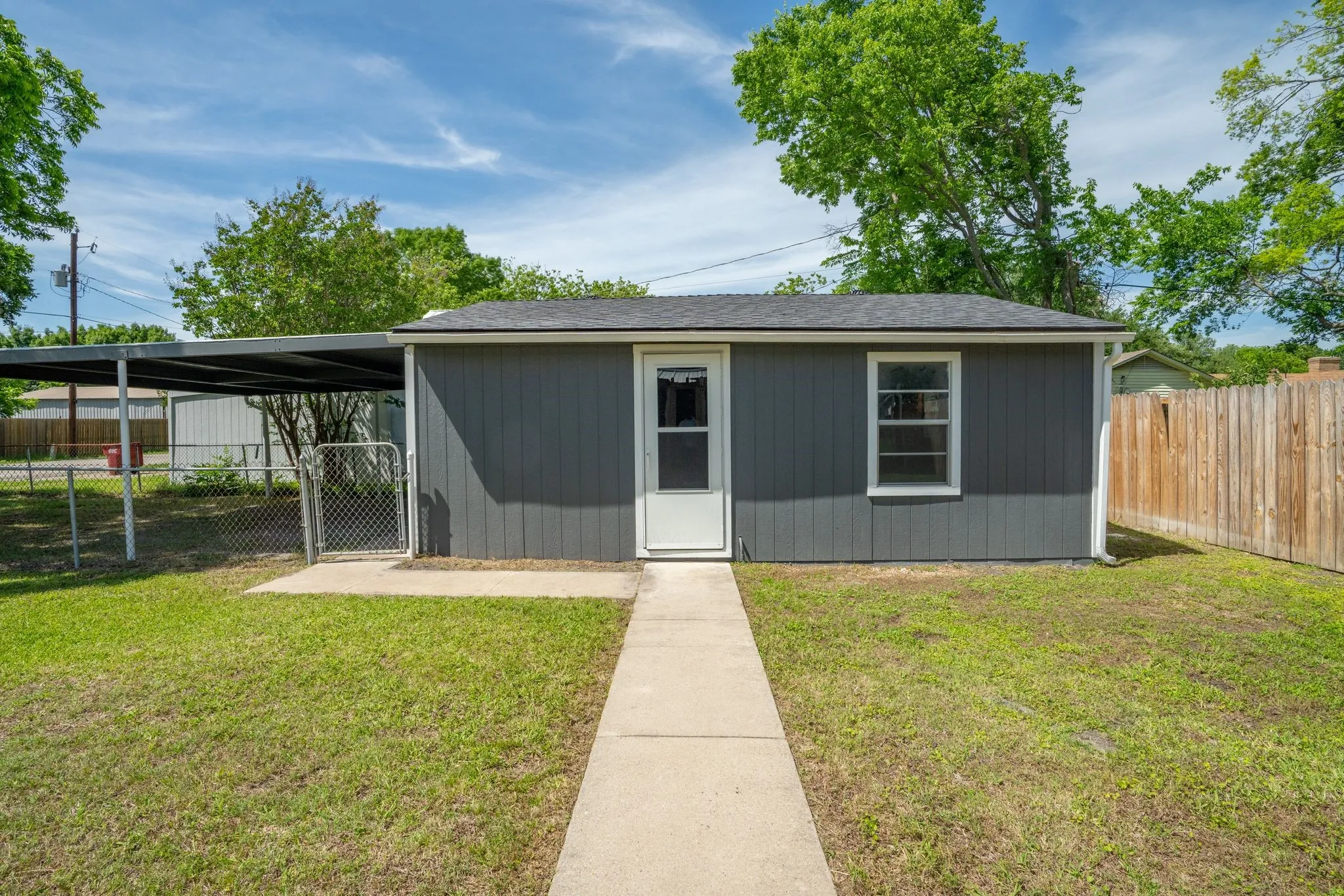 Single Family Residence For Sale in Collin County , 506 Pendleton Street, Farmersville, Texas 75442, 3 Bedroom, 2 Bathroom, 3 Garage spaces, 1,292 Sqft, built in 1962, Preowned, mls#21260752, Real Estate Agent in Farmersville, Homes For Sale in Collin county, Homes For Sale in Farmersville, Realtor in Farmersville Texas, Real Estate Brokerage Independent Realty Texas, Luminita Cordes Realtor