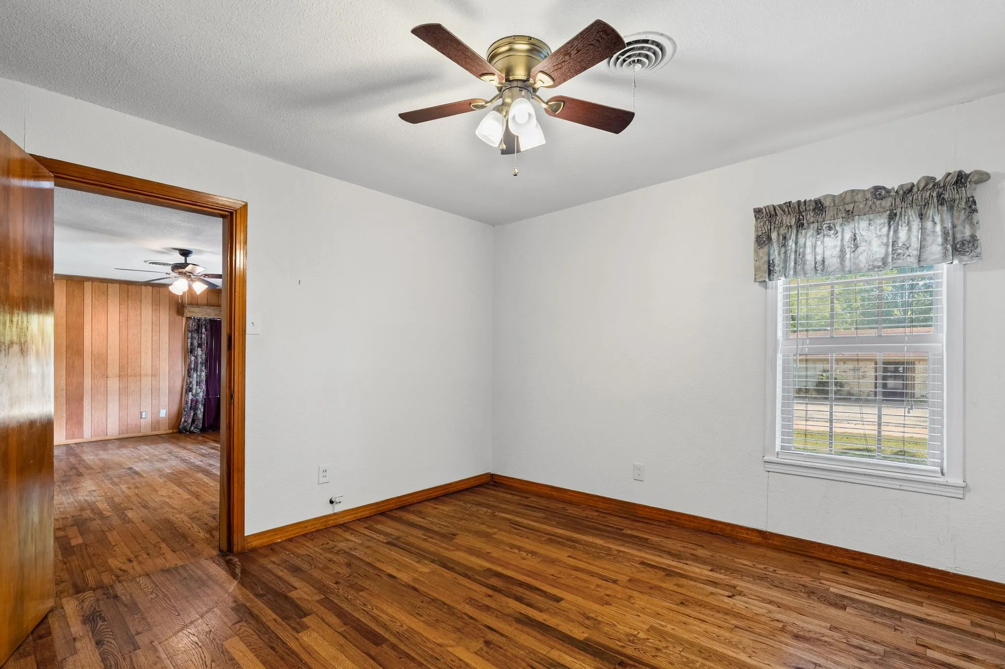 Single Family Residence For Sale in Collin County , 506 Pendleton Street, Farmersville, Texas 75442, 3 Bedroom, 2 Bathroom, 3 Garage spaces, 1,292 Sqft, built in 1962, Preowned, mls#21260752, Real Estate Agent in Farmersville, Homes For Sale in Collin county, Homes For Sale in Farmersville, Realtor in Farmersville Texas, Real Estate Brokerage Independent Realty Texas, Luminita Cordes Realtor