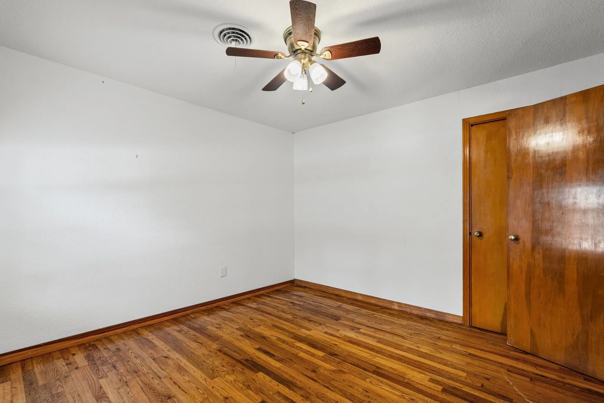 Single Family Residence For Sale in Collin County , 506 Pendleton Street, Farmersville, Texas 75442, 3 Bedroom, 2 Bathroom, 3 Garage spaces, 1,292 Sqft, built in 1962, Preowned, mls#21260752, Real Estate Agent in Farmersville, Homes For Sale in Collin county, Homes For Sale in Farmersville, Realtor in Farmersville Texas, Real Estate Brokerage Independent Realty Texas, Luminita Cordes Realtor