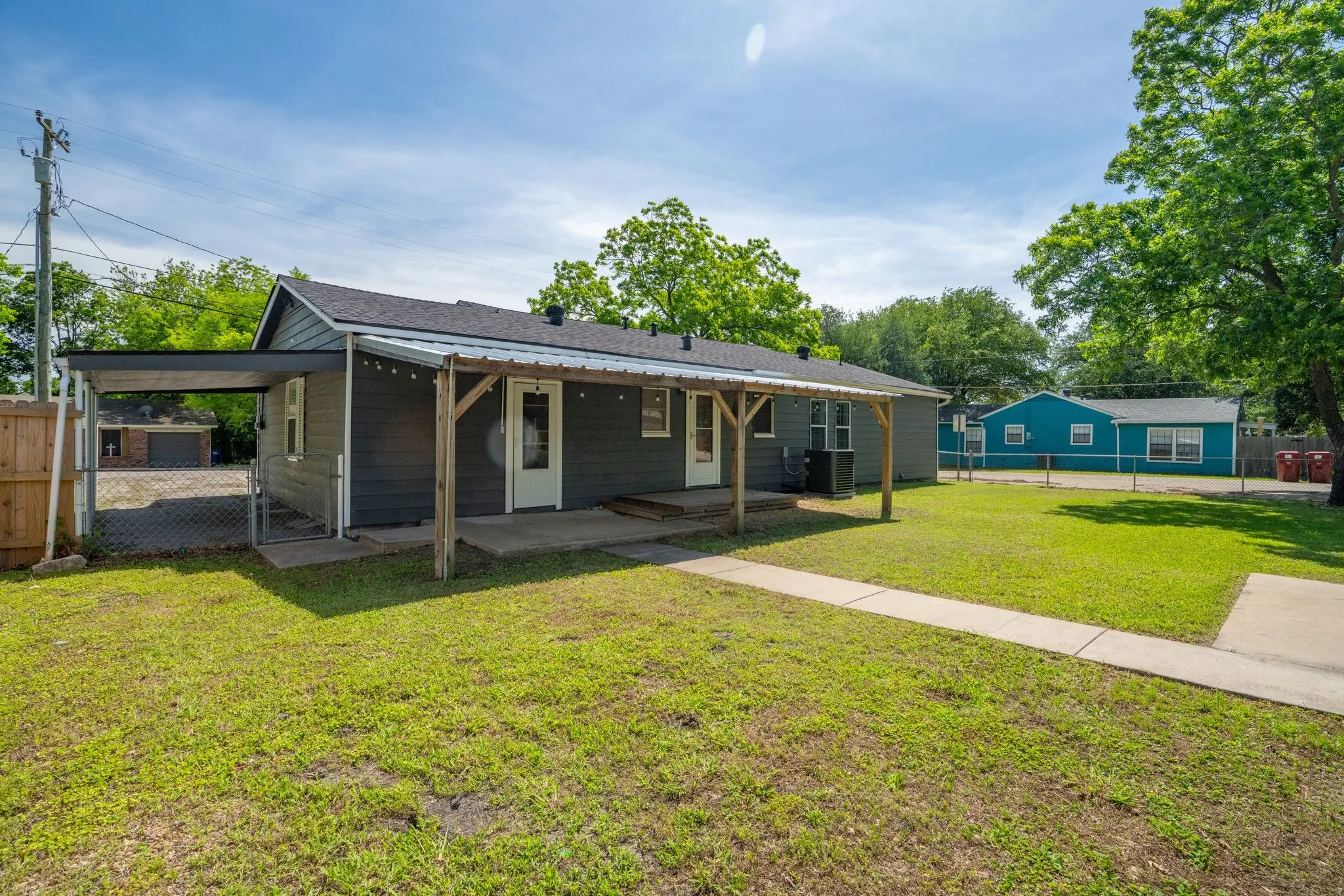 Single Family Residence For Sale in Collin County , 506 Pendleton Street, Farmersville, Texas 75442, 3 Bedroom, 2 Bathroom, 3 Garage spaces, 1,292 Sqft, built in 1962, Preowned, mls#21260752, Real Estate Agent in Farmersville, Homes For Sale in Collin county, Homes For Sale in Farmersville, Realtor in Farmersville Texas, Real Estate Brokerage Independent Realty Texas, Luminita Cordes Realtor