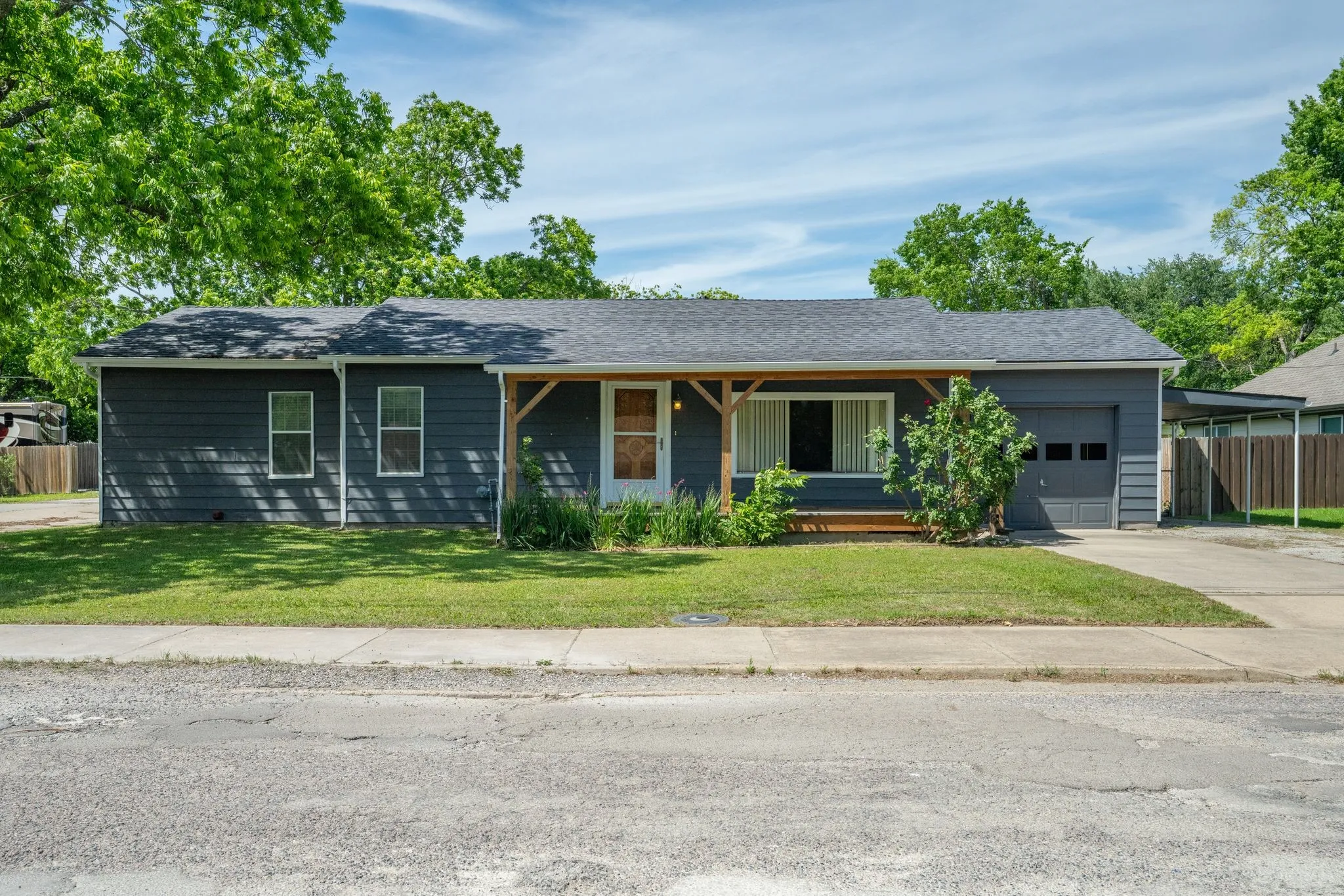 Single Family Residence For Sale in Collin County , 506 Pendleton Street, Farmersville, Texas 75442, 3 Bedroom, 2 Bathroom, 3 Garage spaces, 1,292 Sqft, built in 1962, Preowned, mls#21260752, Real Estate Agent in Farmersville, Homes For Sale in Collin county, Homes For Sale in Farmersville, Realtor in Farmersville Texas, Real Estate Brokerage Independent Realty Texas, Luminita Cordes Realtor