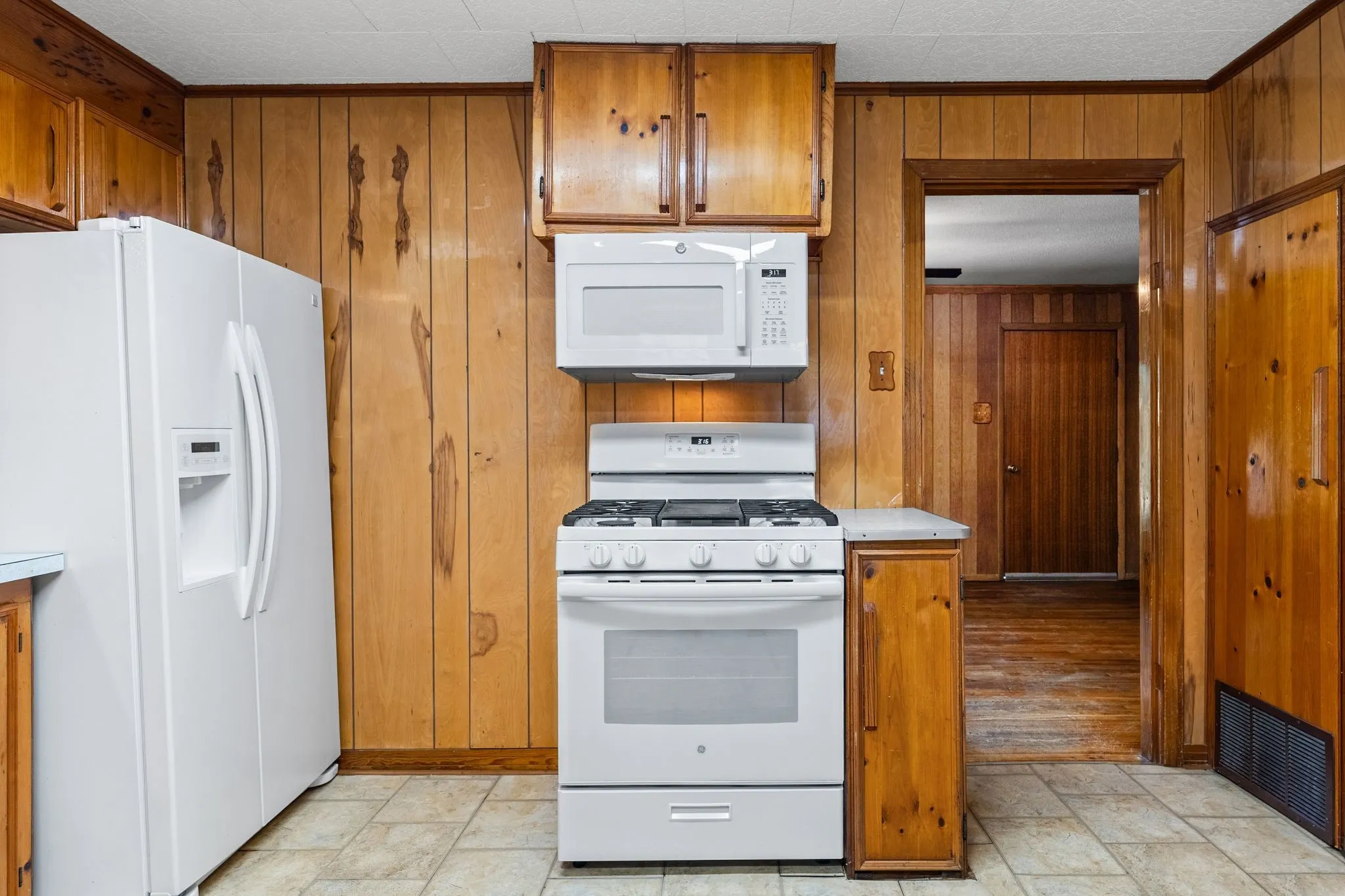 Single Family Residence For Sale in Collin County , 506 Pendleton Street, Farmersville, Texas 75442, 3 Bedroom, 2 Bathroom, 3 Garage spaces, 1,292 Sqft, built in 1962, Preowned, mls#21260752, Real Estate Agent in Farmersville, Homes For Sale in Collin county, Homes For Sale in Farmersville, Realtor in Farmersville Texas, Real Estate Brokerage Independent Realty Texas, Luminita Cordes Realtor