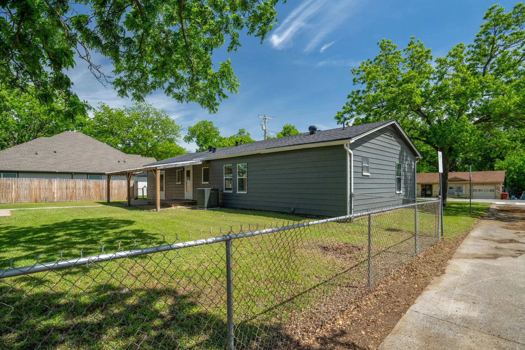 Single Family Residence For Sale in Collin County , 506 Pendleton Street, Farmersville, Texas 75442, 3 Bedroom, 2 Bathroom, 3 Garage spaces, 1,292 Sqft, built in 1962, Preowned, mls#21260752, Real Estate Agent in Farmersville, Homes For Sale in Collin county, Homes For Sale in Farmersville, Realtor in Farmersville Texas, Real Estate Brokerage Independent Realty Texas, Luminita Cordes Realtor