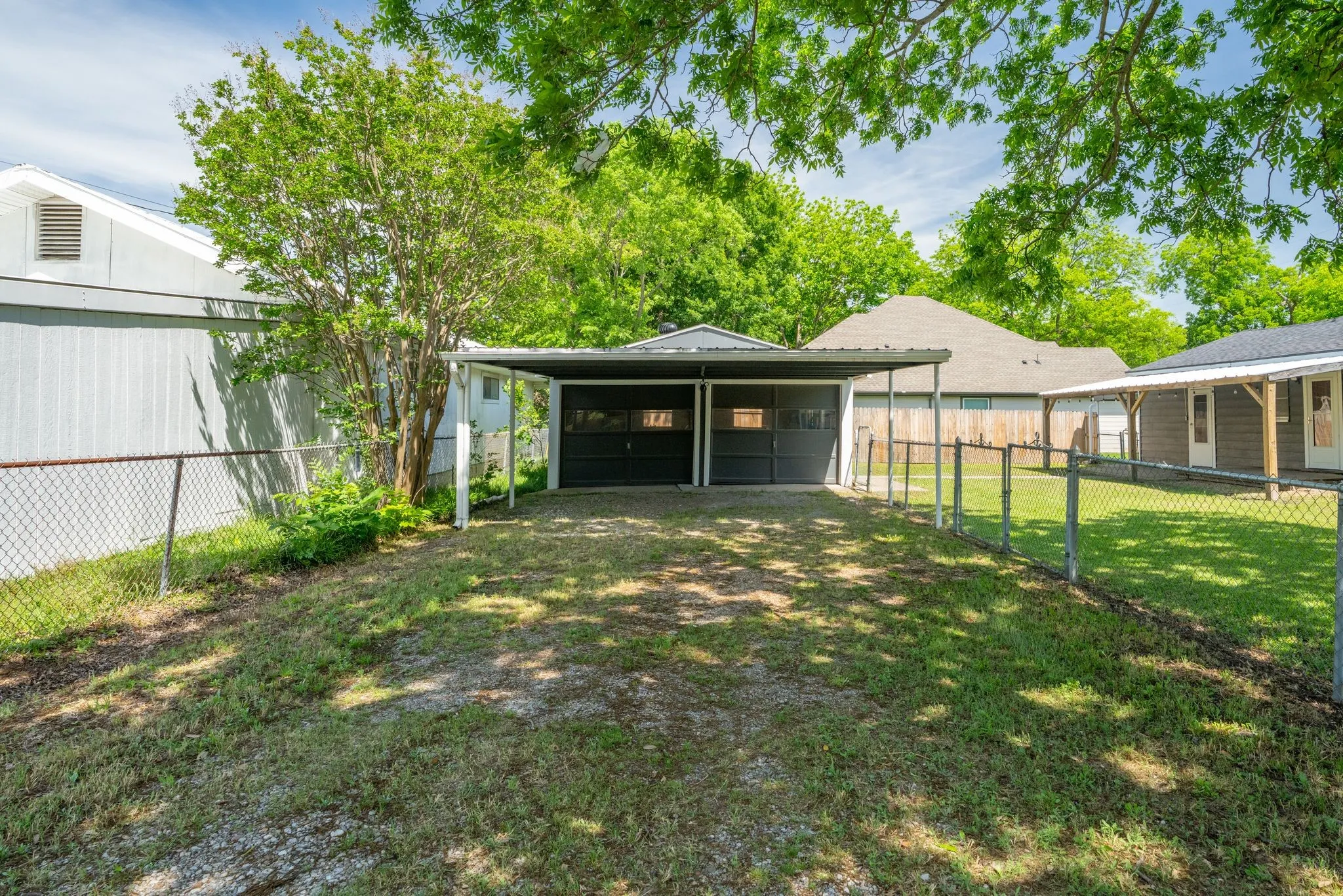 Single Family Residence For Sale in Collin County , 506 Pendleton Street, Farmersville, Texas 75442, 3 Bedroom, 2 Bathroom, 3 Garage spaces, 1,292 Sqft, built in 1962, Preowned, mls#21260752, Real Estate Agent in Farmersville, Homes For Sale in Collin county, Homes For Sale in Farmersville, Realtor in Farmersville Texas, Real Estate Brokerage Independent Realty Texas, Luminita Cordes Realtor