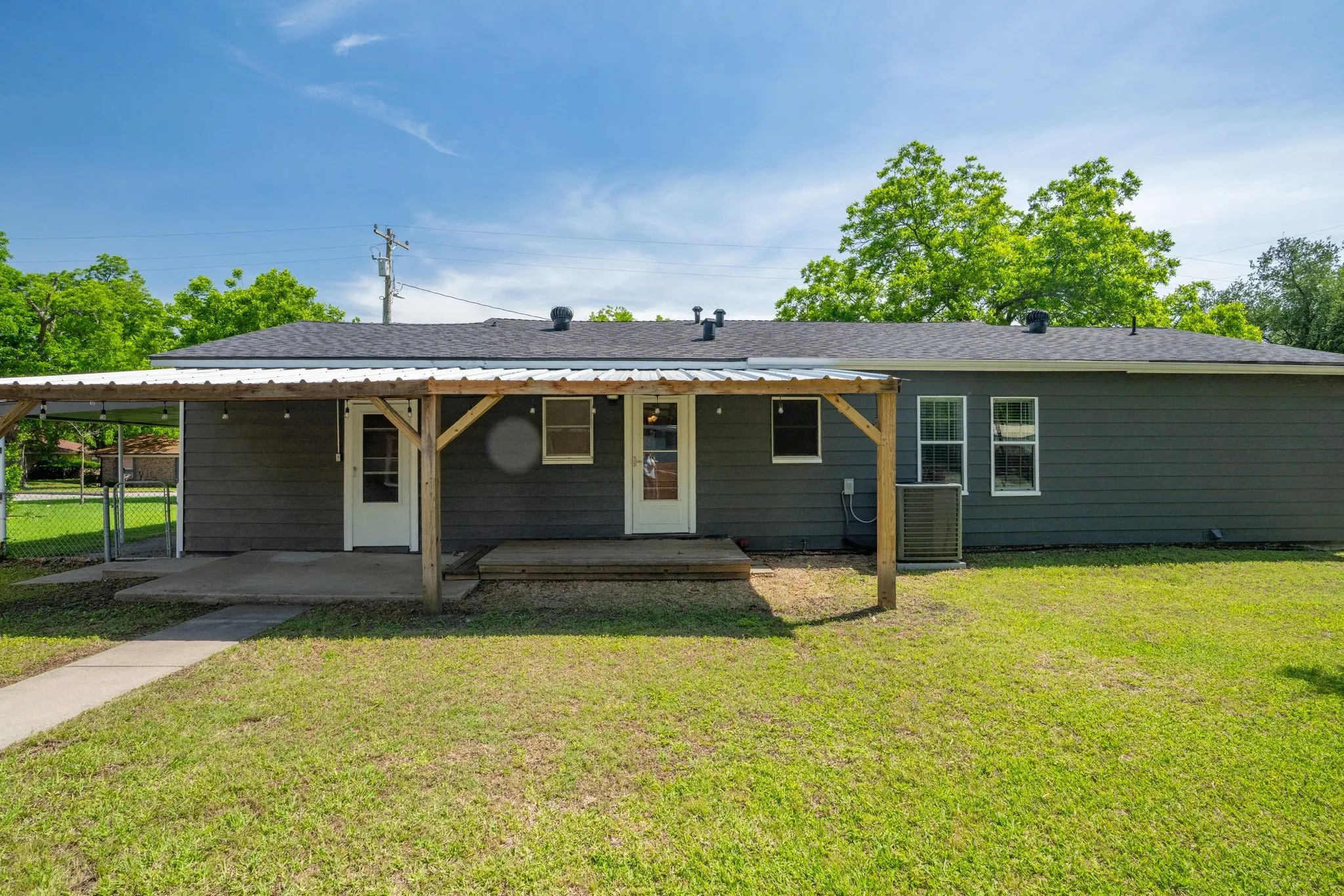 Single Family Residence For Sale in Collin County , 506 Pendleton Street, Farmersville, Texas 75442, 3 Bedroom, 2 Bathroom, 3 Garage spaces, 1,292 Sqft, built in 1962, Preowned, mls#21260752, Real Estate Agent in Farmersville, Homes For Sale in Collin county, Homes For Sale in Farmersville, Realtor in Farmersville Texas, Real Estate Brokerage Independent Realty Texas, Luminita Cordes Realtor