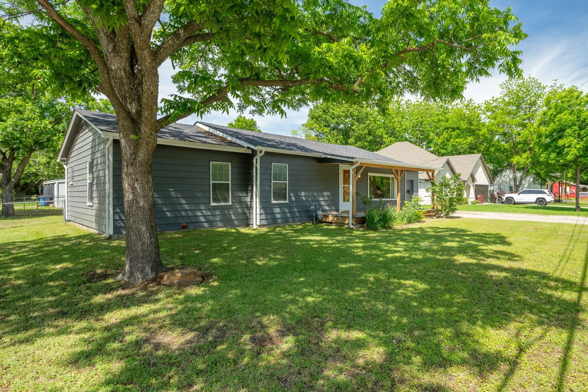 Single Family Residence For Sale in Collin County , 506 Pendleton Street, Farmersville, Texas 75442, 3 Bedroom, 2 Bathroom, 3 Garage spaces, 1,292 Sqft, built in 1962, Preowned, mls#21260752, Real Estate Agent in Farmersville, Homes For Sale in Collin county, Homes For Sale in Farmersville, Realtor in Farmersville Texas, Real Estate Brokerage Independent Realty Texas, Luminita Cordes Realtor