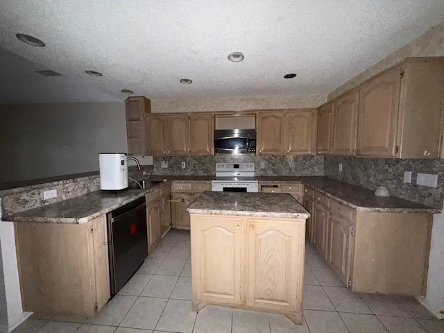 Single Family Residence For Sale in Tarrant County , 9124 Timber Oaks Drive, Fort Worth, Texas 76179, 3 Bedrooms, 2 Bathrooms, 2 Garage spaces, 3,058 Sqft, built in 1994, Preowned, Price $320,000, mls#21261300, Real Estate Agent in Fort Worth, Homes For Sale in Tarrant county, Homes For Sale in Fort Worth, Realtor in Fort Worth Texas, Real Estate Brokerage Independent Realty Texas, Luminita Cordes Realtor