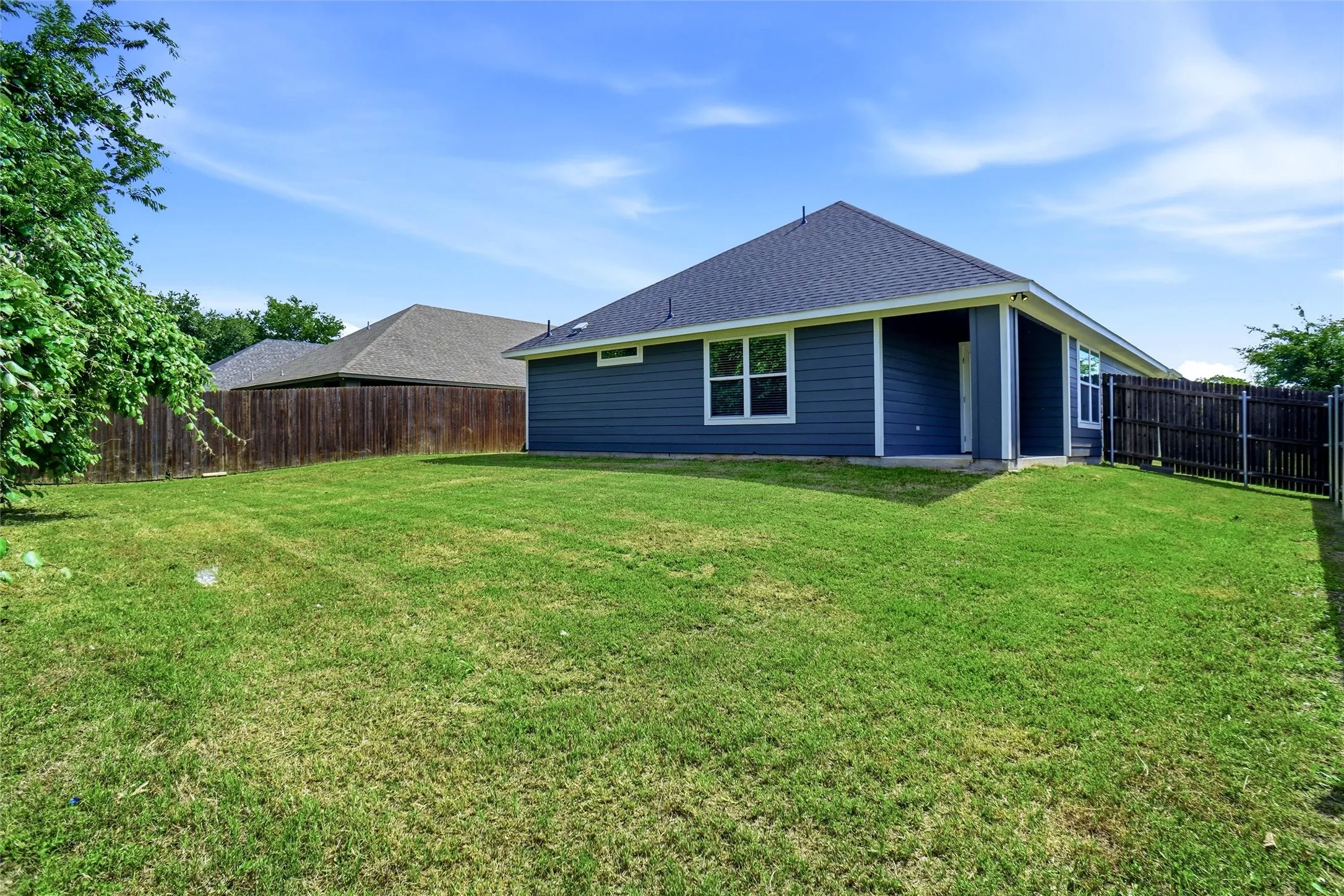 Single Family Residence For Sale in Parker County , 103 Clover Circle, Weatherford, Texas 76086, 3 Bedroom, 2 Bathroom, 2 Garage spaces, 1,332 Sqft, built in 2021, Preowned, mls#21260132, Real Estate Agent in Weatherford, Homes For Sale in Parker county, Homes For Sale in Weatherford, Realtor in Weatherford Texas, Real Estate Brokerage Independent Realty Texas, Luminita Cordes Realtor