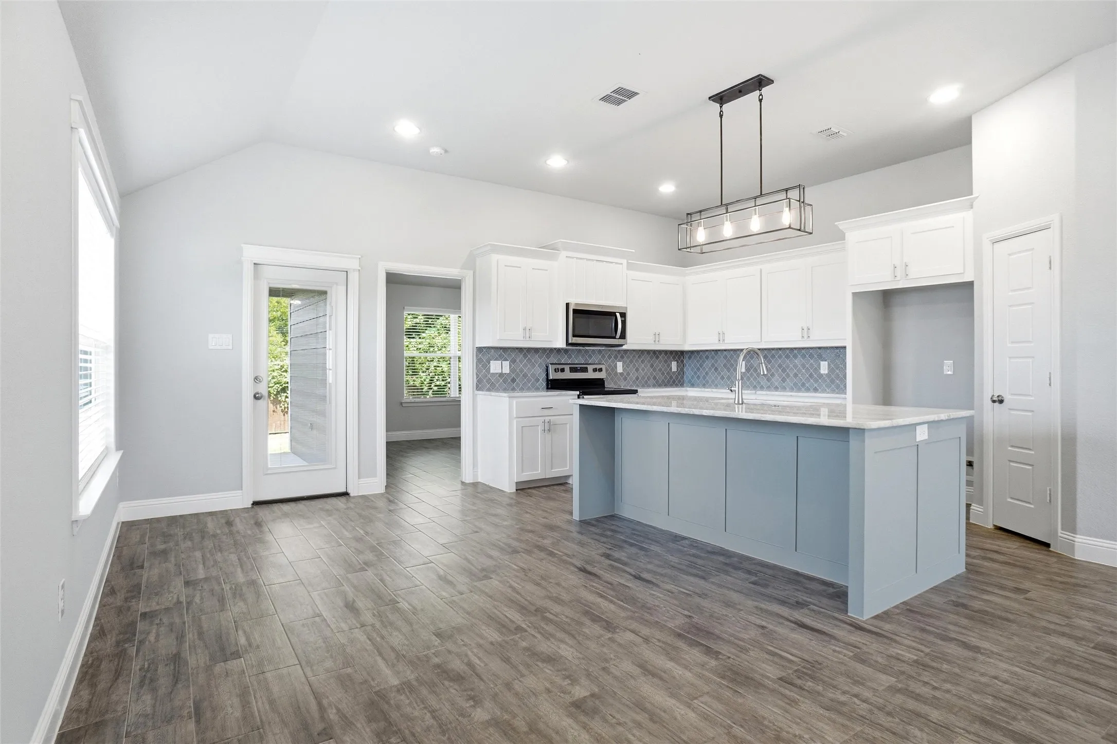Single Family Residence For Sale in Parker County , 103 Clover Circle, Weatherford, Texas 76086, 3 Bedroom, 2 Bathroom, 2 Garage spaces, 1,332 Sqft, built in 2021, Preowned, mls#21260132, Real Estate Agent in Weatherford, Homes For Sale in Parker county, Homes For Sale in Weatherford, Realtor in Weatherford Texas, Real Estate Brokerage Independent Realty Texas, Luminita Cordes Realtor