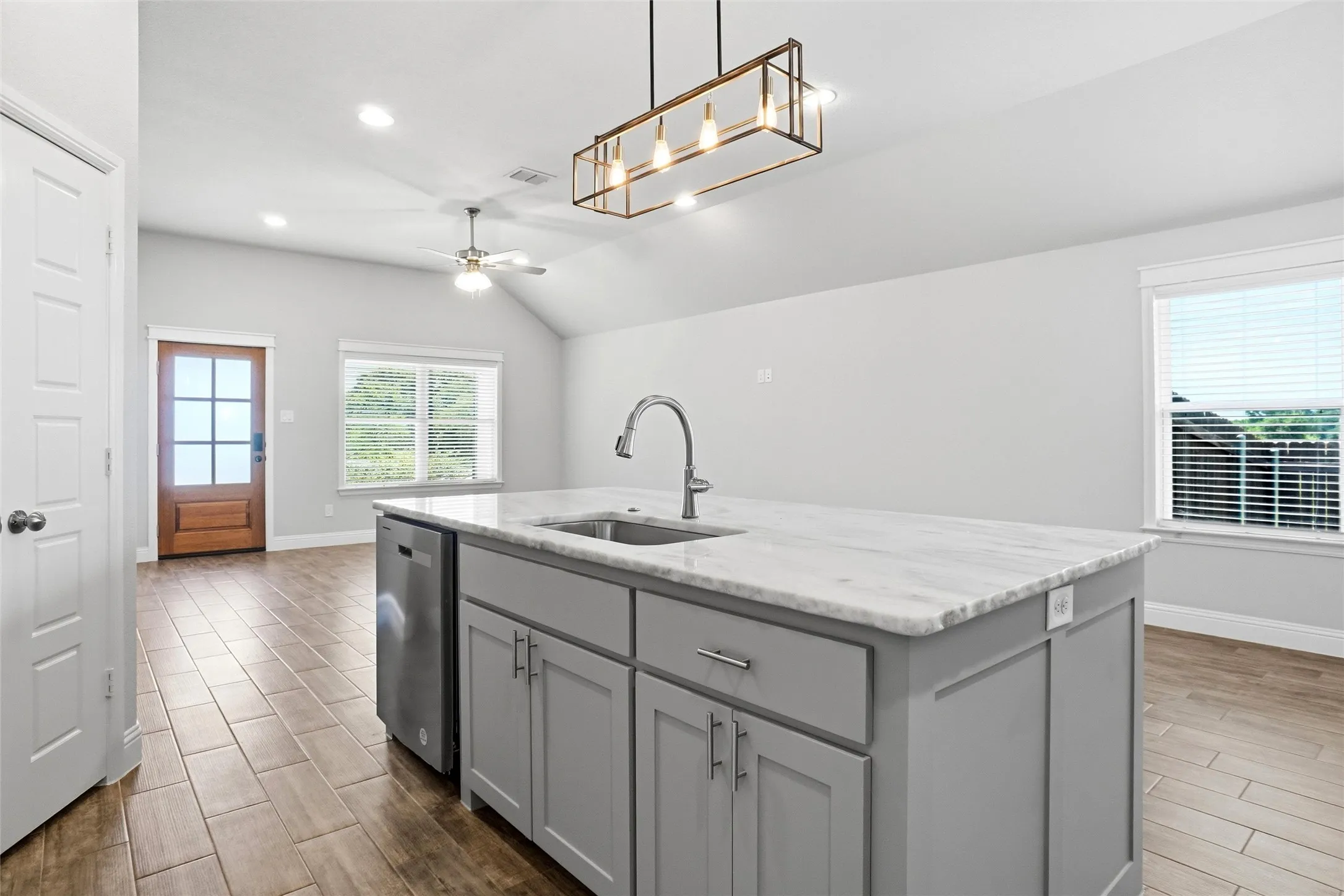 Single Family Residence For Sale in Parker County , 103 Clover Circle, Weatherford, Texas 76086, 3 Bedroom, 2 Bathroom, 2 Garage spaces, 1,332 Sqft, built in 2021, Preowned, mls#21260132, Real Estate Agent in Weatherford, Homes For Sale in Parker county, Homes For Sale in Weatherford, Realtor in Weatherford Texas, Real Estate Brokerage Independent Realty Texas, Luminita Cordes Realtor