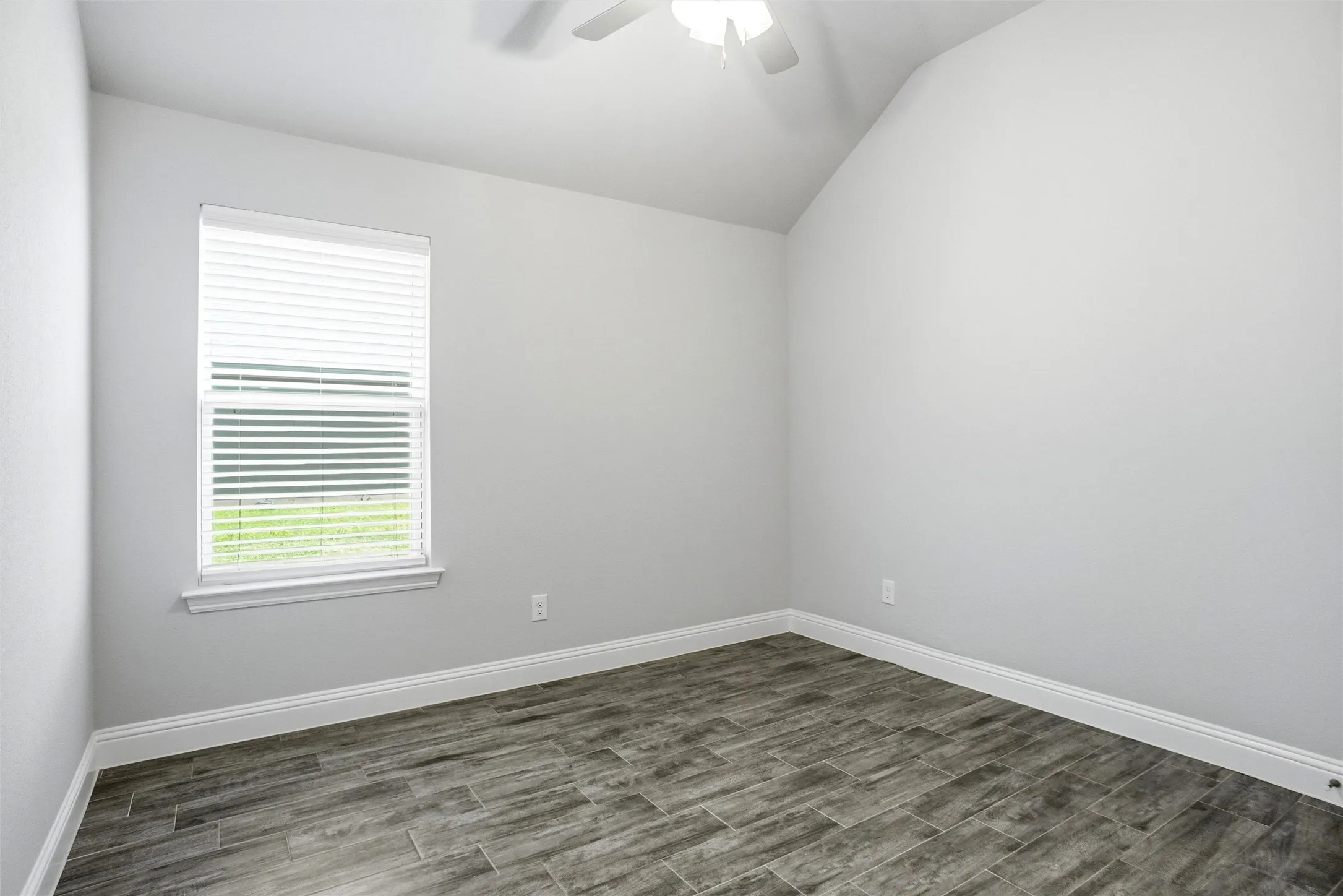 Single Family Residence For Sale in Parker County , 103 Clover Circle, Weatherford, Texas 76086, 3 Bedroom, 2 Bathroom, 2 Garage spaces, 1,332 Sqft, built in 2021, Preowned, mls#21260132, Real Estate Agent in Weatherford, Homes For Sale in Parker county, Homes For Sale in Weatherford, Realtor in Weatherford Texas, Real Estate Brokerage Independent Realty Texas, Luminita Cordes Realtor