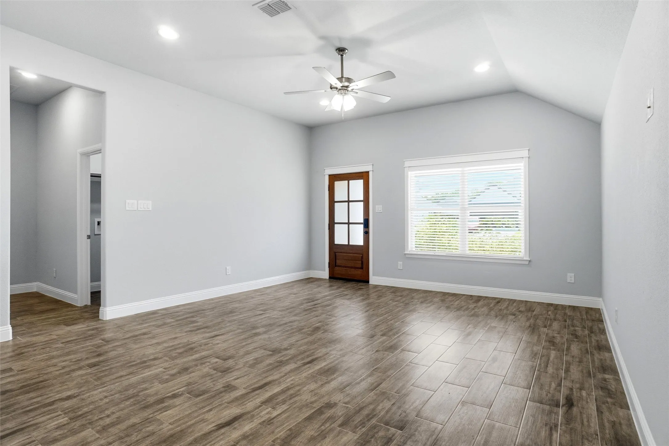 Single Family Residence For Sale in Parker County , 103 Clover Circle, Weatherford, Texas 76086, 3 Bedroom, 2 Bathroom, 2 Garage spaces, 1,332 Sqft, built in 2021, Preowned, mls#21260132, Real Estate Agent in Weatherford, Homes For Sale in Parker county, Homes For Sale in Weatherford, Realtor in Weatherford Texas, Real Estate Brokerage Independent Realty Texas, Luminita Cordes Realtor