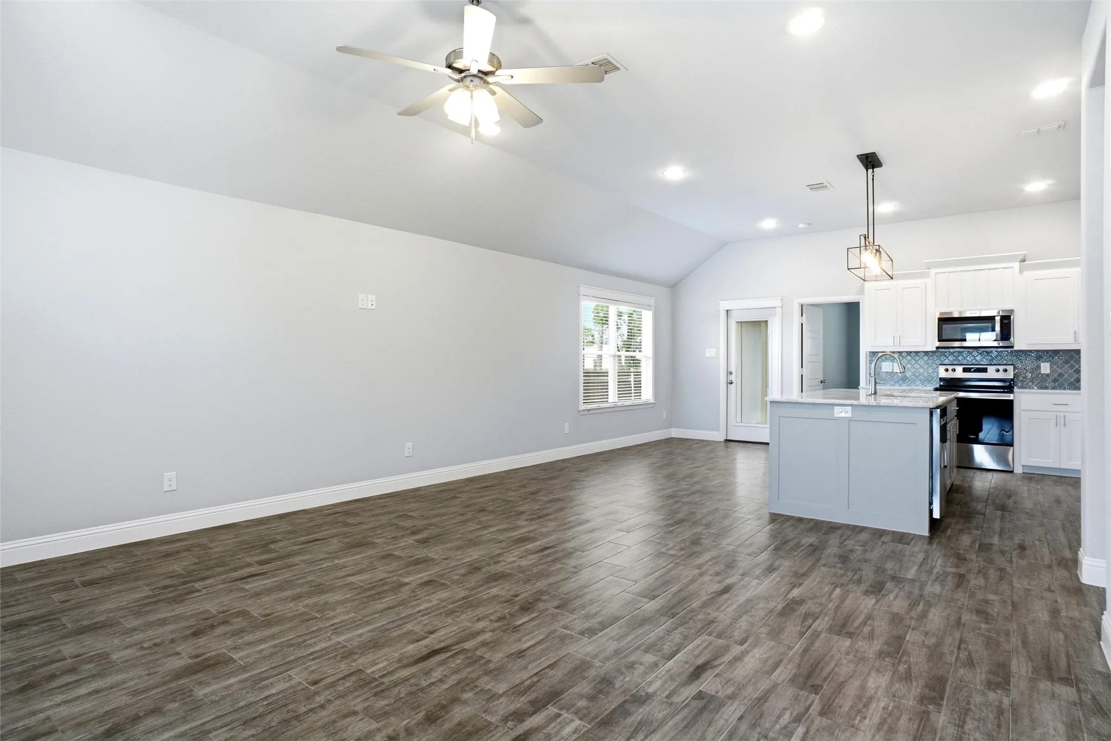 Single Family Residence For Sale in Parker County , 103 Clover Circle, Weatherford, Texas 76086, 3 Bedroom, 2 Bathroom, 2 Garage spaces, 1,332 Sqft, built in 2021, Preowned, mls#21260132, Real Estate Agent in Weatherford, Homes For Sale in Parker county, Homes For Sale in Weatherford, Realtor in Weatherford Texas, Real Estate Brokerage Independent Realty Texas, Luminita Cordes Realtor