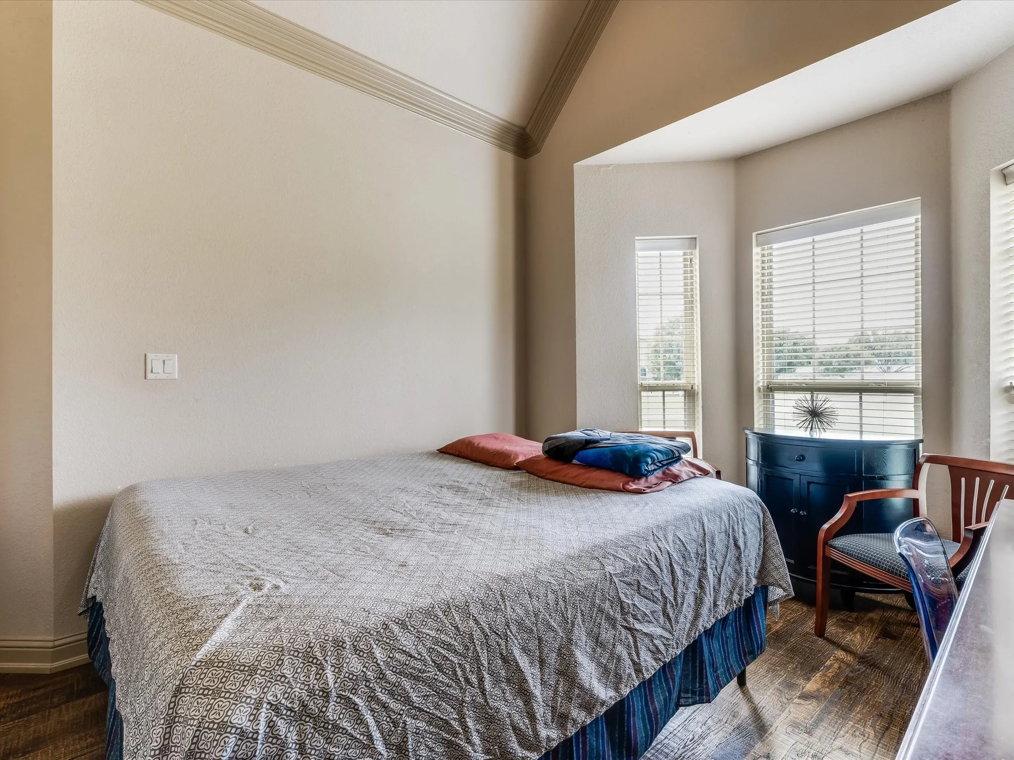 Bay window area featuring multiple window units with blinds