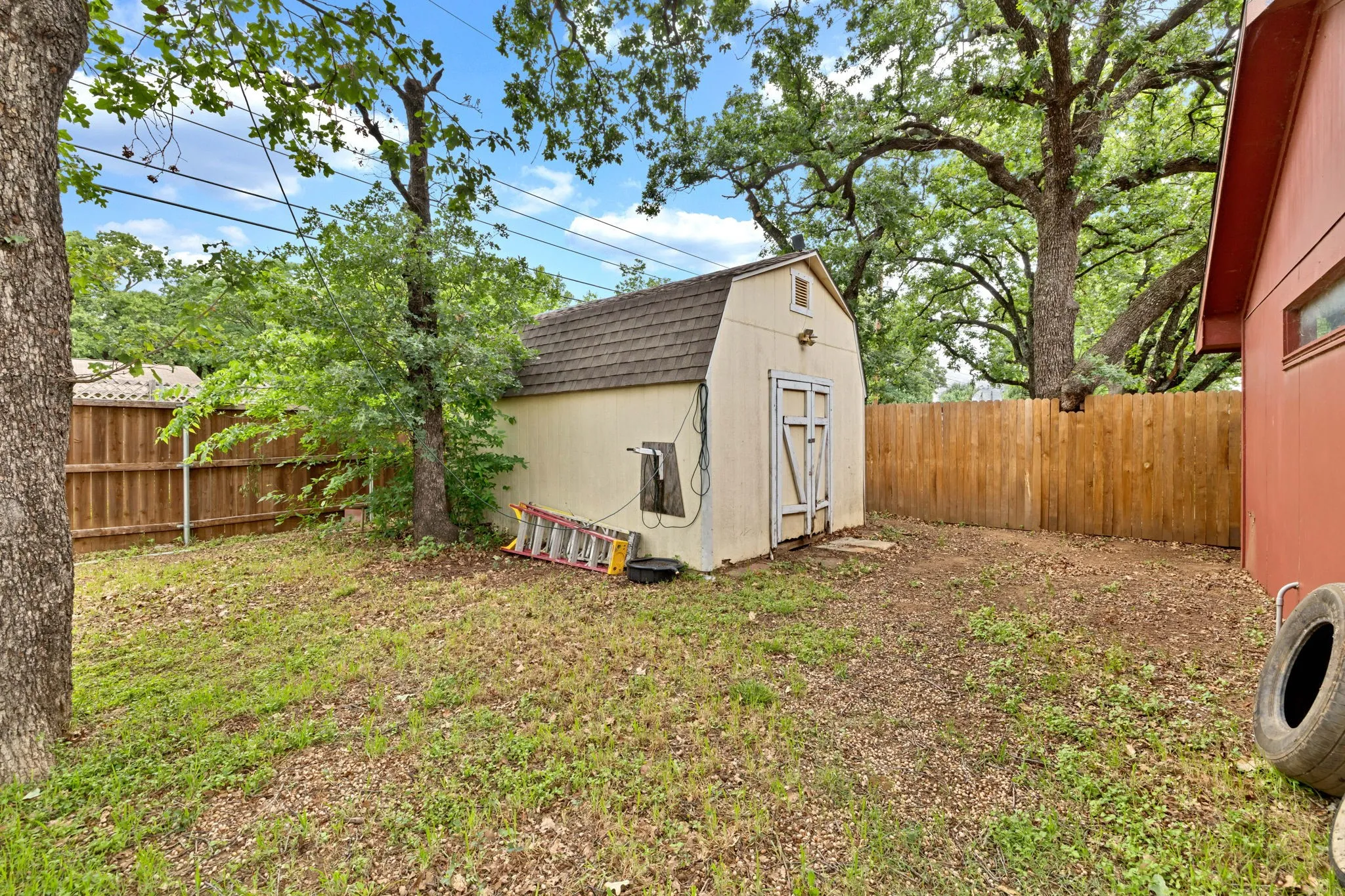 Single Family Residence For Sale in Denton County , 1125 Hillwood Drive, Lewisville, Texas 75067, 3 Bedrooms, 2 Bathrooms, Garage spaces, 1,678 Sqft, built in 1970, Price $259,000, mls#21257880, Real Estate Agent in Lewisville, Homes For Sale in Denton county, Homes For Sale in Lewisville, Realtor in Lewisville Texas, Real Estate Brokerage Independent Realty Texas, Luminita Cordes Realtor
