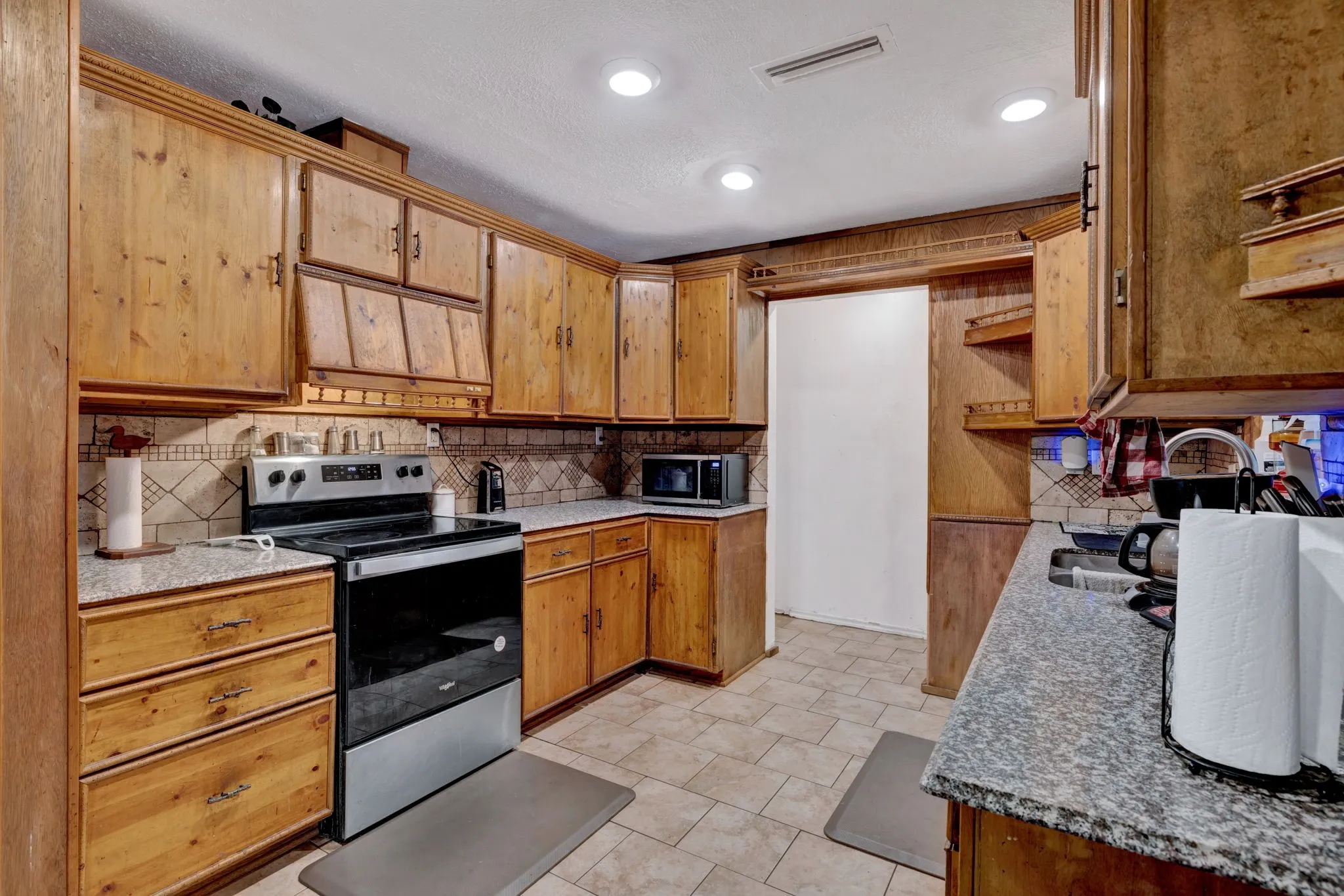 Single Family Residence For Sale in Denton County , 1125 Hillwood Drive, Lewisville, Texas 75067, 3 Bedrooms, 2 Bathrooms, Garage spaces, 1,678 Sqft, built in 1970, Price $259,000, mls#21257880, Real Estate Agent in Lewisville, Homes For Sale in Denton county, Homes For Sale in Lewisville, Realtor in Lewisville Texas, Real Estate Brokerage Independent Realty Texas, Luminita Cordes Realtor