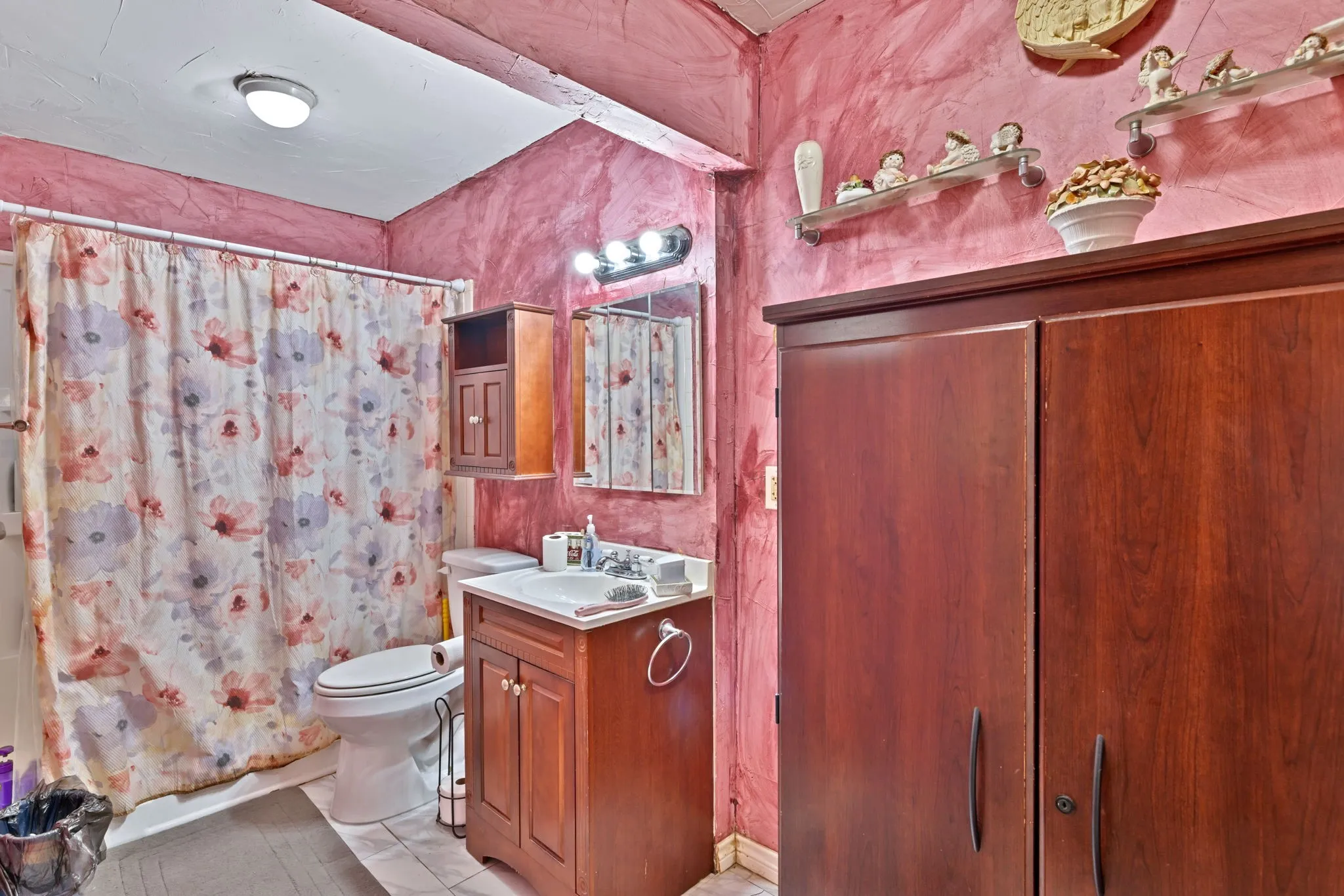 Single Family Residence For Sale in Denton County , 1125 Hillwood Drive, Lewisville, Texas 75067, 3 Bedrooms, 2 Bathrooms, Garage spaces, 1,678 Sqft, built in 1970, Price $259,000, mls#21257880, Real Estate Agent in Lewisville, Homes For Sale in Denton county, Homes For Sale in Lewisville, Realtor in Lewisville Texas, Real Estate Brokerage Independent Realty Texas, Luminita Cordes Realtor