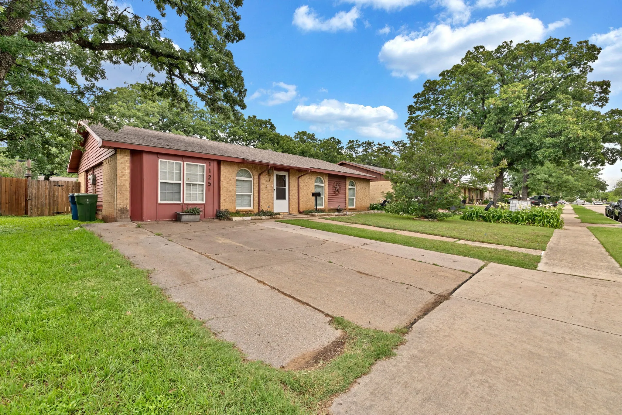 Single Family Residence For Sale in Denton County , 1125 Hillwood Drive, Lewisville, Texas 75067, 3 Bedrooms, 2 Bathrooms, Garage spaces, 1,678 Sqft, built in 1970, Price $259,000, mls#21257880, Real Estate Agent in Lewisville, Homes For Sale in Denton county, Homes For Sale in Lewisville, Realtor in Lewisville Texas, Real Estate Brokerage Independent Realty Texas, Luminita Cordes Realtor