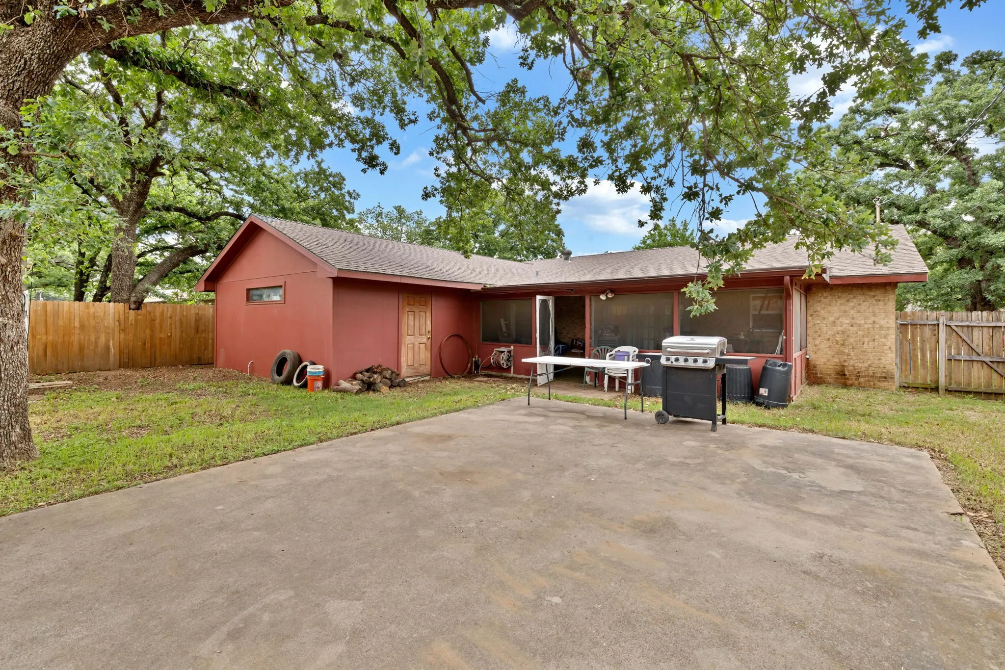 Single Family Residence For Sale in Denton County , 1125 Hillwood Drive, Lewisville, Texas 75067, 3 Bedrooms, 2 Bathrooms, Garage spaces, 1,678 Sqft, built in 1970, Price $259,000, mls#21257880, Real Estate Agent in Lewisville, Homes For Sale in Denton county, Homes For Sale in Lewisville, Realtor in Lewisville Texas, Real Estate Brokerage Independent Realty Texas, Luminita Cordes Realtor