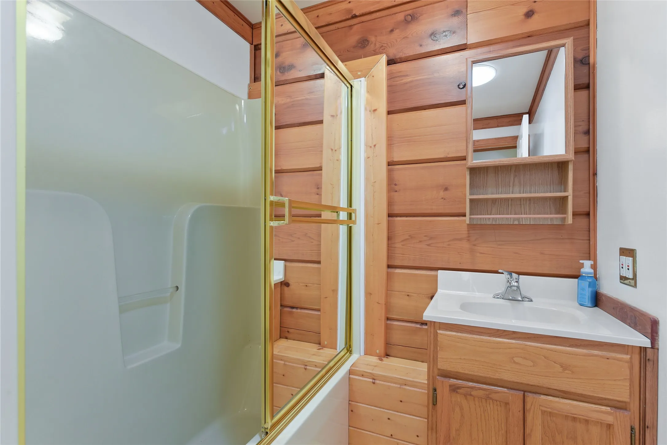 Main Floor communal Bath.