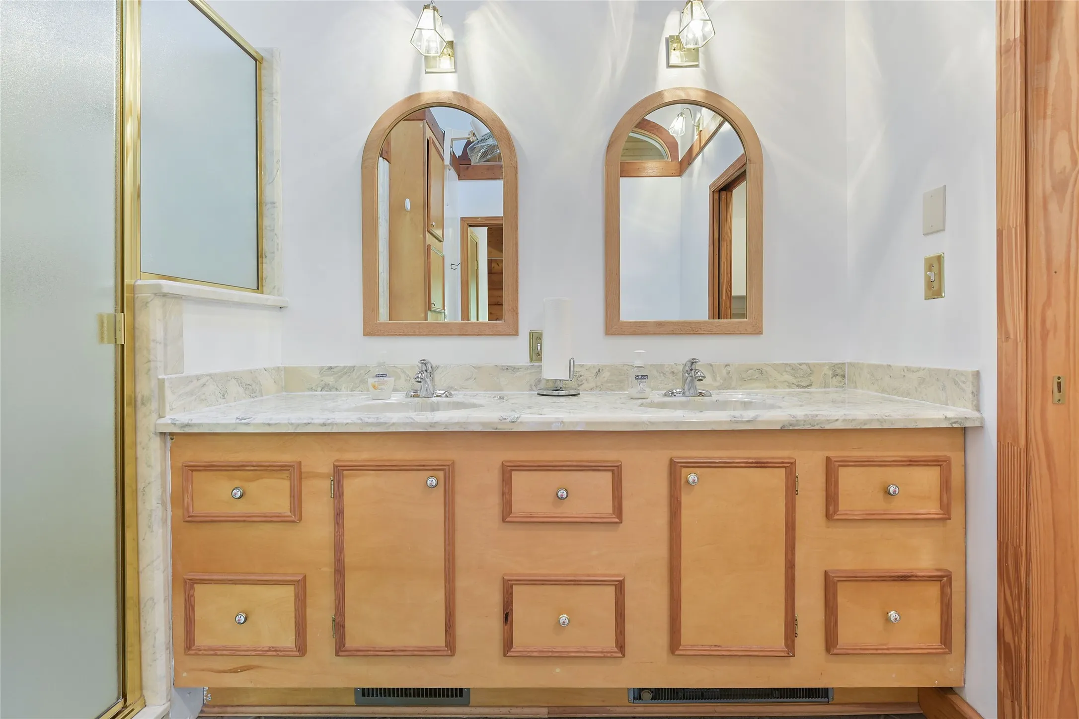 Single Family Residence For Sale in Ellis County , 821 Ewing Road, Ferris, Texas 75125, 4 Bedroom, 2 Bathroom, 5 Garage spaces, 2,456 Sqft, built in 1994, Preowned, mls#21260471, Real Estate Agent in Ferris, Homes For Sale in Ellis county, Homes For Sale in Ferris, Realtor in Ferris Texas, Real Estate Brokerage Independent Realty Texas, Luminita Cordes Realtor