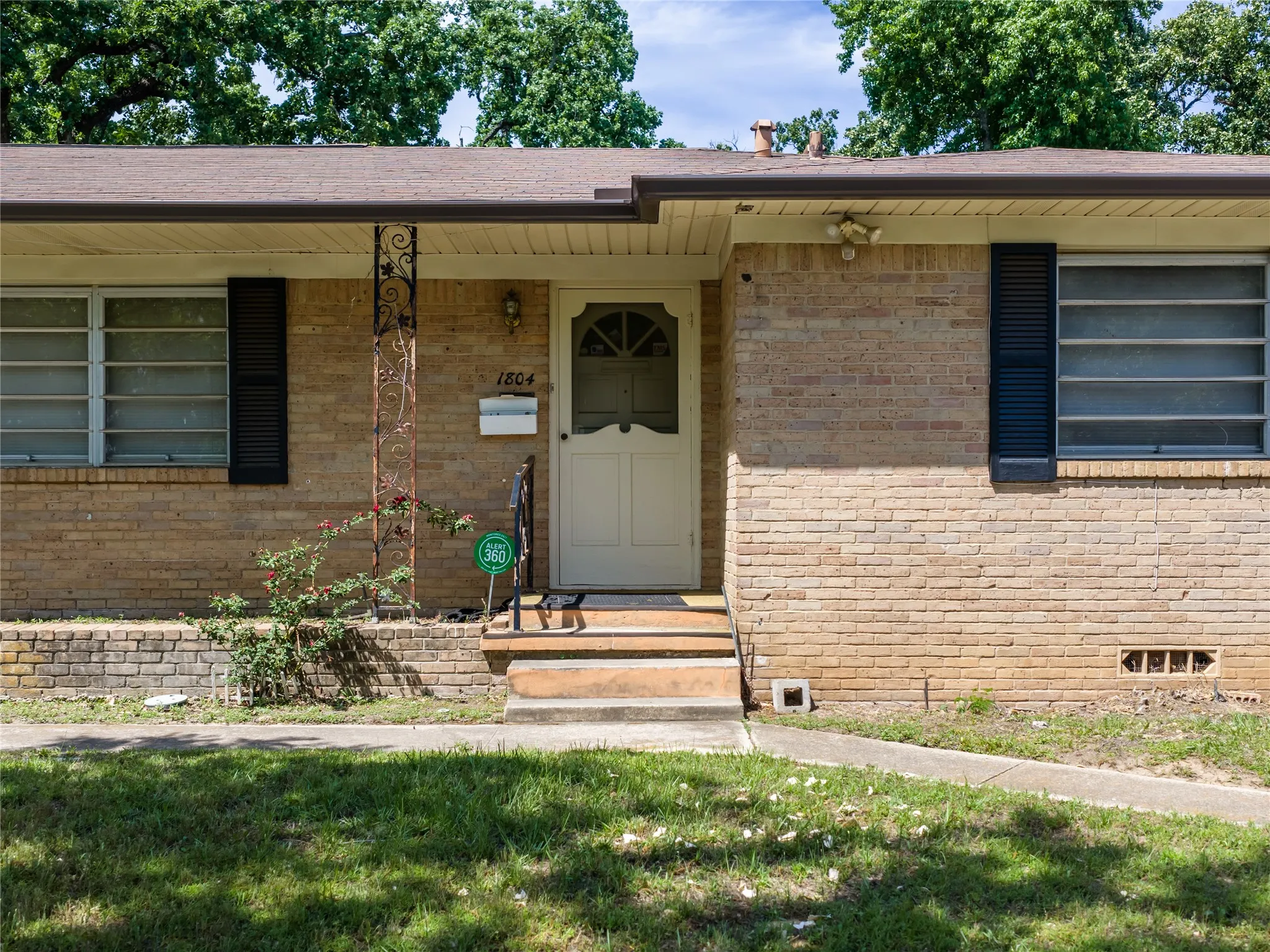 Single Family Residence For Sale in Smith County , 1804 Decharles Street, Tyler, Texas 75701, 4 Bedroom, 3 Bathroom, 4 Garage spaces, 2,553 Sqft, built in 1955, mls#21261366, Real Estate Agent in Tyler, Homes For Sale in Smith county, Homes For Sale in Tyler, Realtor in Tyler Texas, Real Estate Brokerage Independent Realty Texas, Luminita Cordes Realtor
