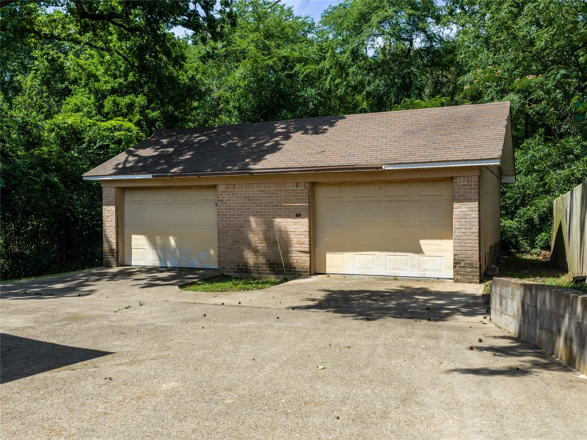 Single Family Residence For Sale in Smith County , 1804 Decharles Street, Tyler, Texas 75701, 4 Bedroom, 3 Bathroom, 4 Garage spaces, 2,553 Sqft, built in 1955, mls#21261366, Real Estate Agent in Tyler, Homes For Sale in Smith county, Homes For Sale in Tyler, Realtor in Tyler Texas, Real Estate Brokerage Independent Realty Texas, Luminita Cordes Realtor