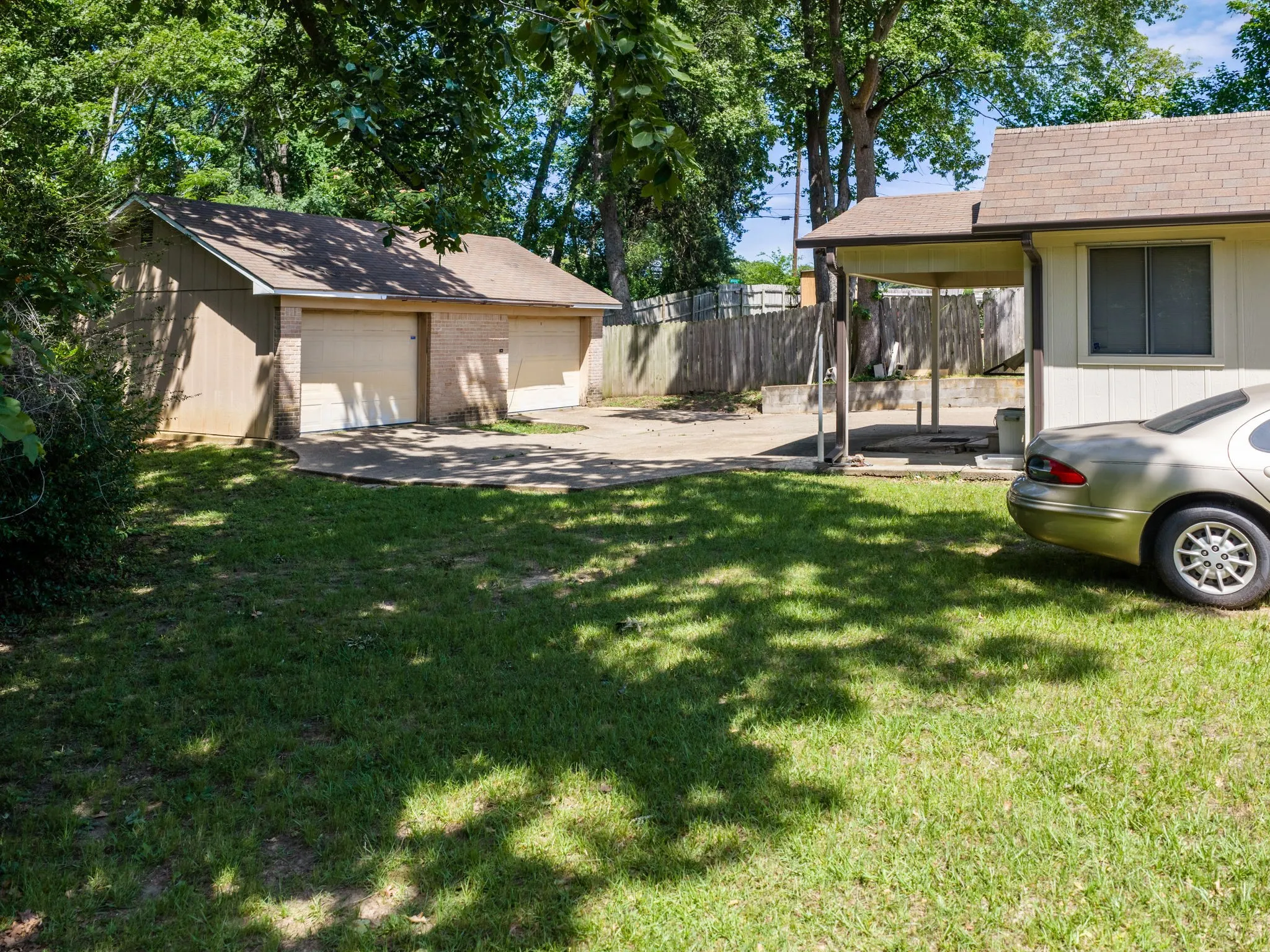 Single Family Residence For Sale in Smith County , 1804 Decharles Street, Tyler, Texas 75701, 4 Bedroom, 3 Bathroom, 4 Garage spaces, 2,553 Sqft, built in 1955, mls#21261366, Real Estate Agent in Tyler, Homes For Sale in Smith county, Homes For Sale in Tyler, Realtor in Tyler Texas, Real Estate Brokerage Independent Realty Texas, Luminita Cordes Realtor