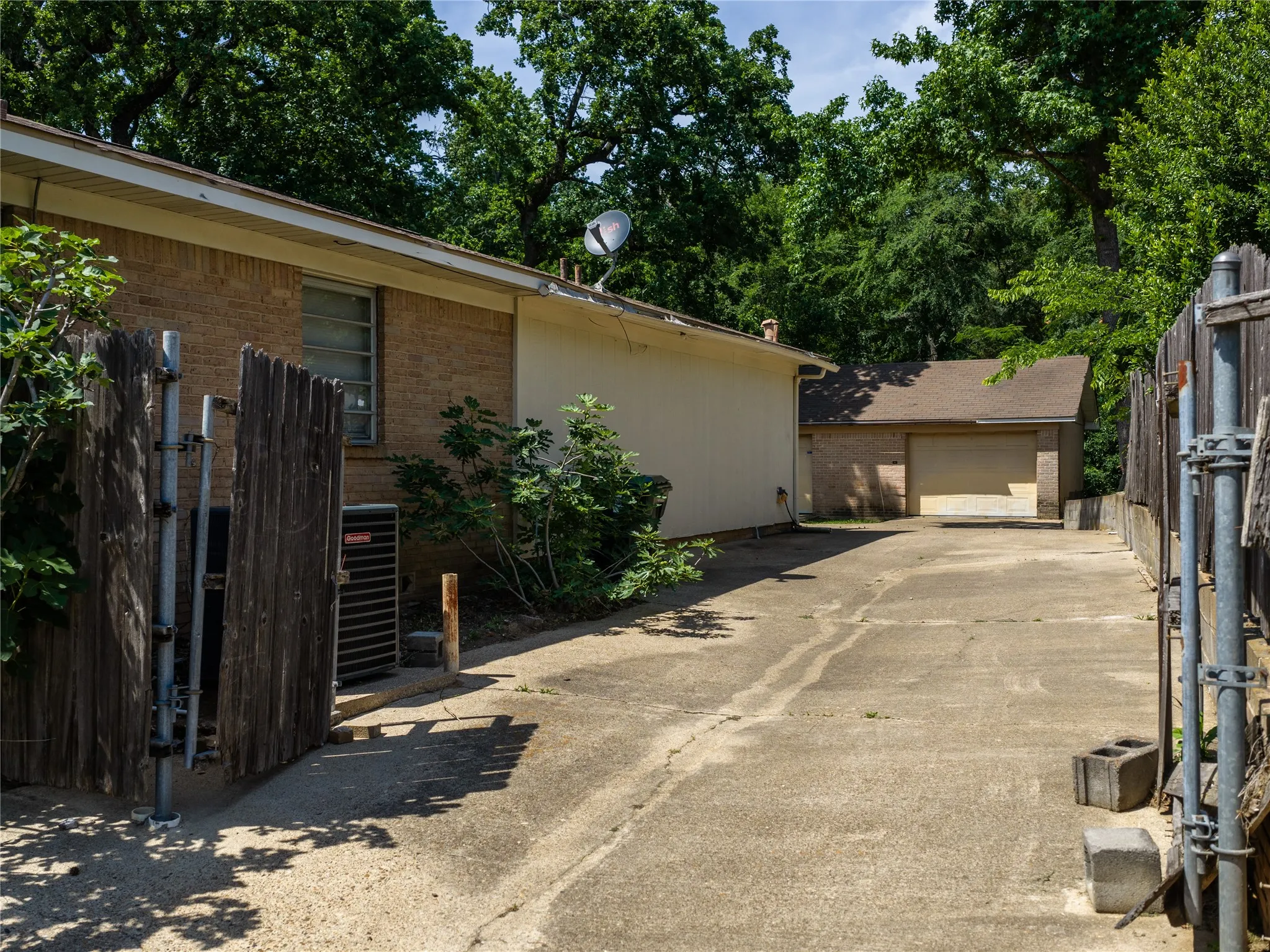Single Family Residence For Sale in Smith County , 1804 Decharles Street, Tyler, Texas 75701, 4 Bedroom, 3 Bathroom, 4 Garage spaces, 2,553 Sqft, built in 1955, mls#21261366, Real Estate Agent in Tyler, Homes For Sale in Smith county, Homes For Sale in Tyler, Realtor in Tyler Texas, Real Estate Brokerage Independent Realty Texas, Luminita Cordes Realtor