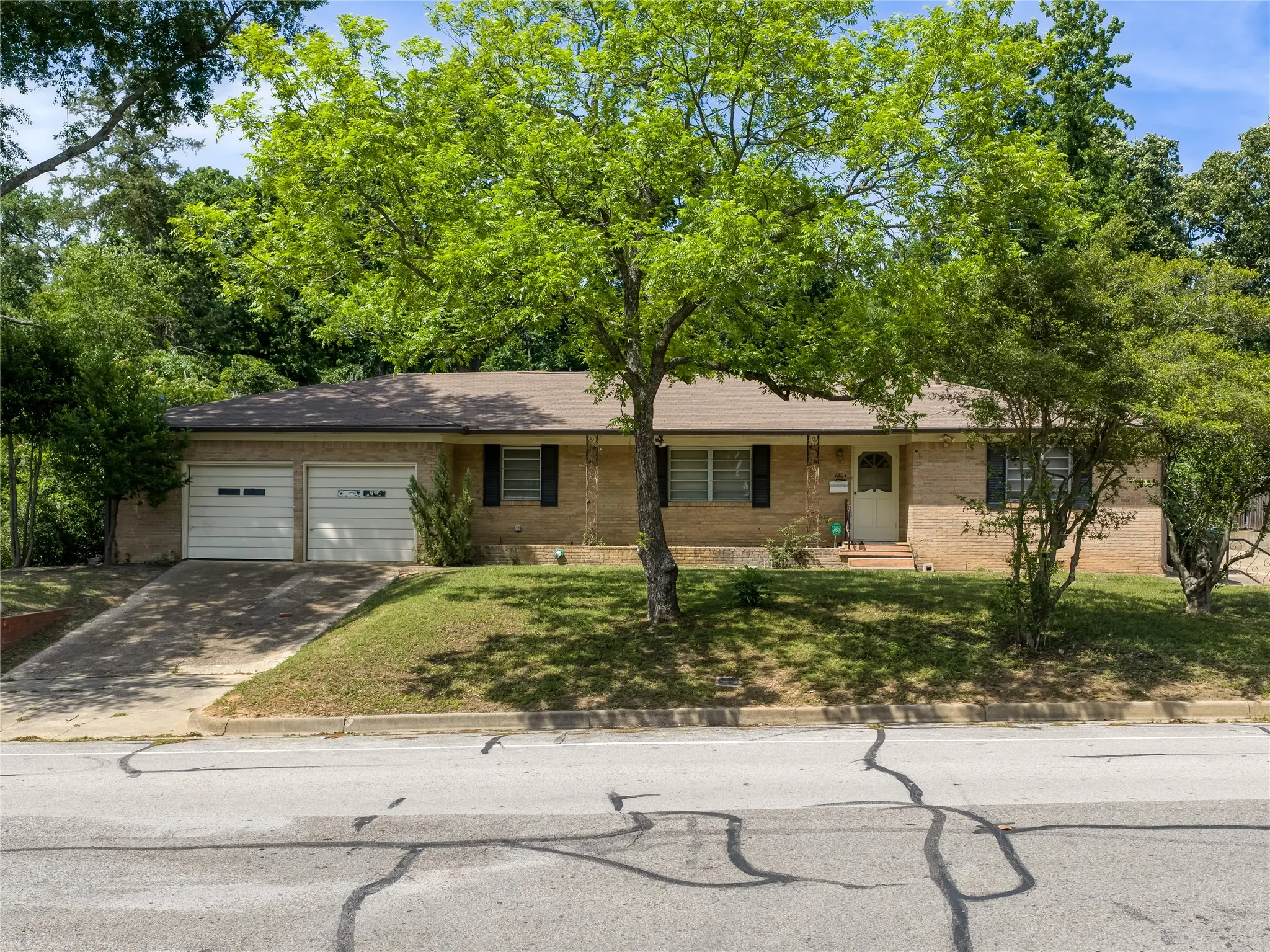 Single Family Residence For Sale in Smith County , 1804 Decharles Street, Tyler, Texas 75701, 4 Bedroom, 3 Bathroom, 4 Garage spaces, 2,553 Sqft, built in 1955, mls#21261366, Real Estate Agent in Tyler, Homes For Sale in Smith county, Homes For Sale in Tyler, Realtor in Tyler Texas, Real Estate Brokerage Independent Realty Texas, Luminita Cordes Realtor