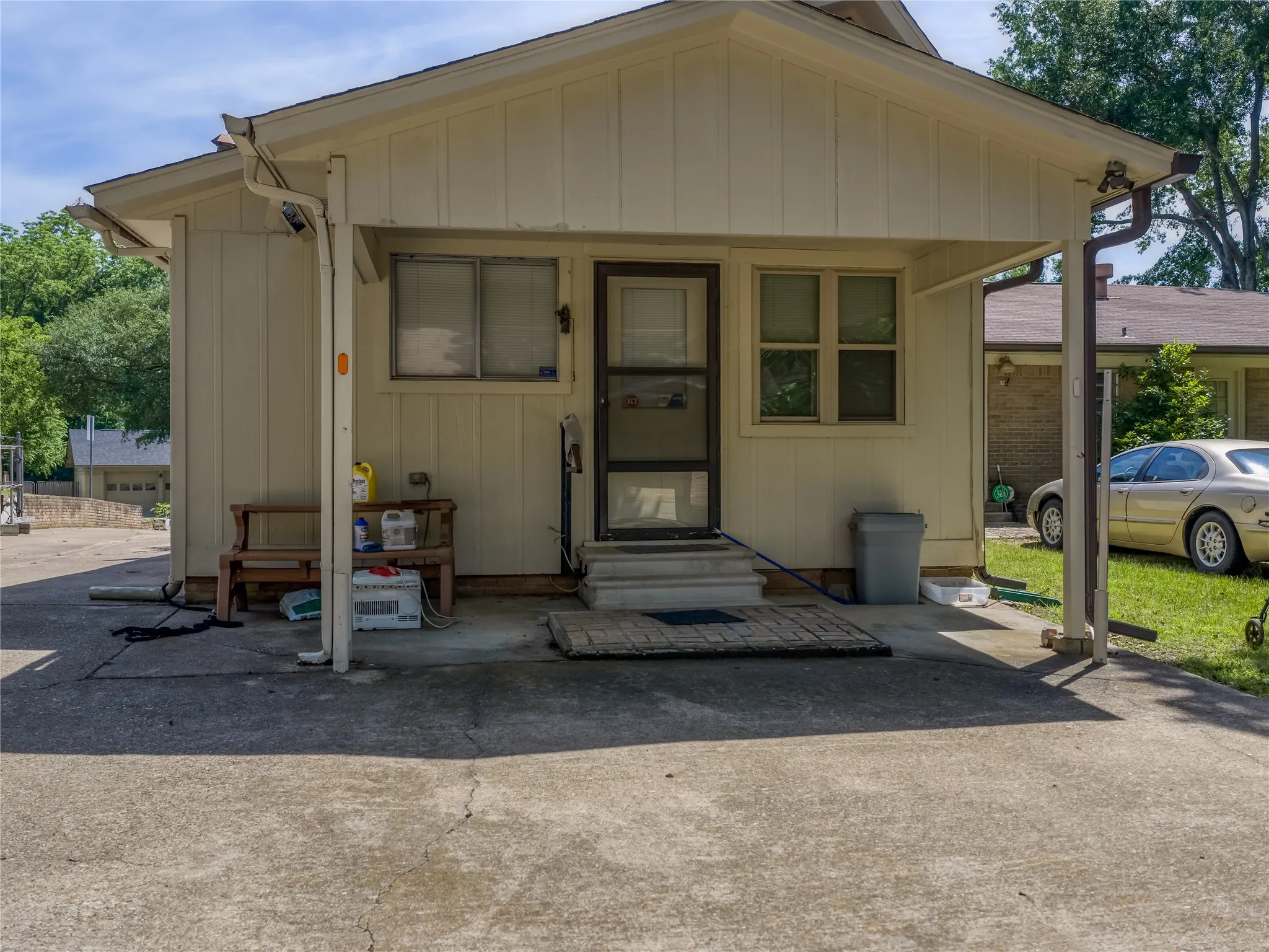 Single Family Residence For Sale in Smith County , 1804 Decharles Street, Tyler, Texas 75701, 4 Bedroom, 3 Bathroom, 4 Garage spaces, 2,553 Sqft, built in 1955, mls#21261366, Real Estate Agent in Tyler, Homes For Sale in Smith county, Homes For Sale in Tyler, Realtor in Tyler Texas, Real Estate Brokerage Independent Realty Texas, Luminita Cordes Realtor