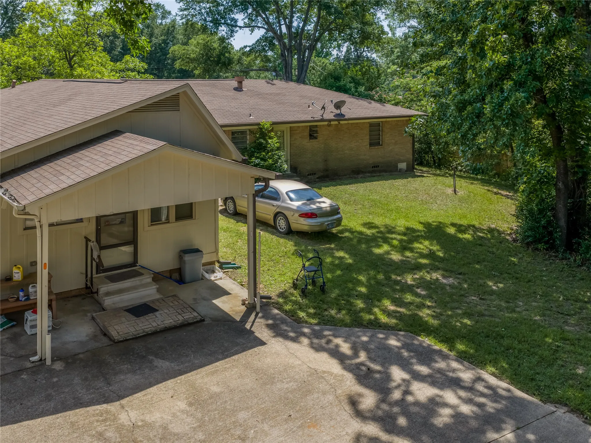 Single Family Residence For Sale in Smith County , 1804 Decharles Street, Tyler, Texas 75701, 4 Bedroom, 3 Bathroom, 4 Garage spaces, 2,553 Sqft, built in 1955, mls#21261366, Real Estate Agent in Tyler, Homes For Sale in Smith county, Homes For Sale in Tyler, Realtor in Tyler Texas, Real Estate Brokerage Independent Realty Texas, Luminita Cordes Realtor
