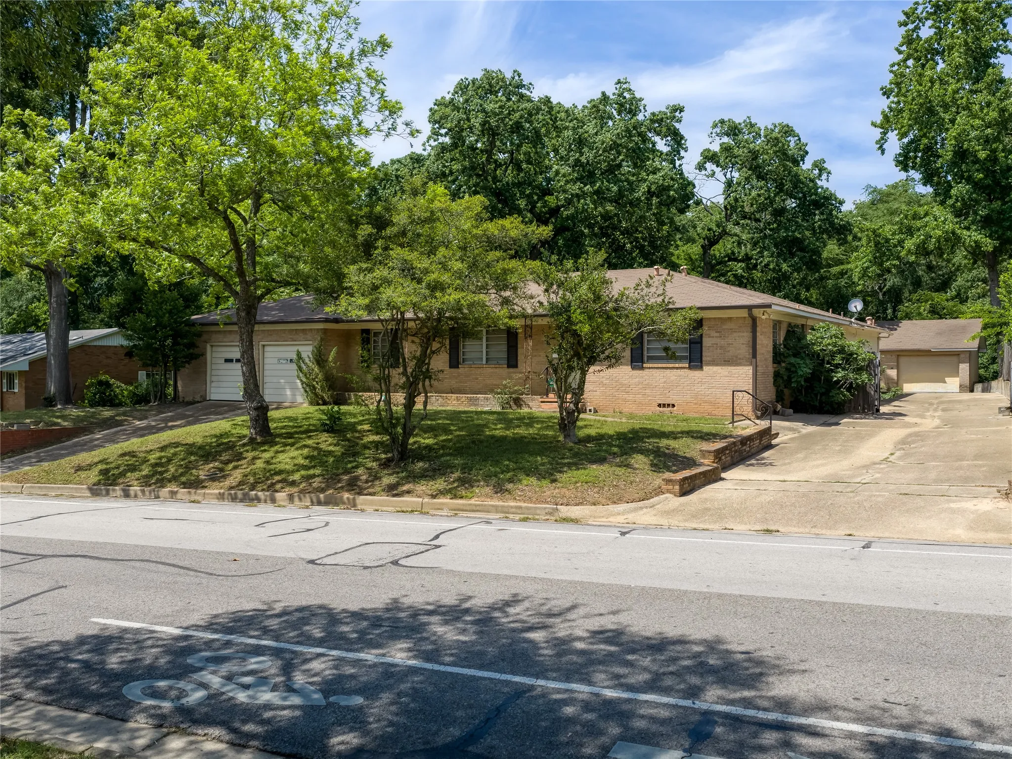 Single Family Residence For Sale in Smith County , 1804 Decharles Street, Tyler, Texas 75701, 4 Bedroom, 3 Bathroom, 4 Garage spaces, 2,553 Sqft, built in 1955, mls#21261366, Real Estate Agent in Tyler, Homes For Sale in Smith county, Homes For Sale in Tyler, Realtor in Tyler Texas, Real Estate Brokerage Independent Realty Texas, Luminita Cordes Realtor