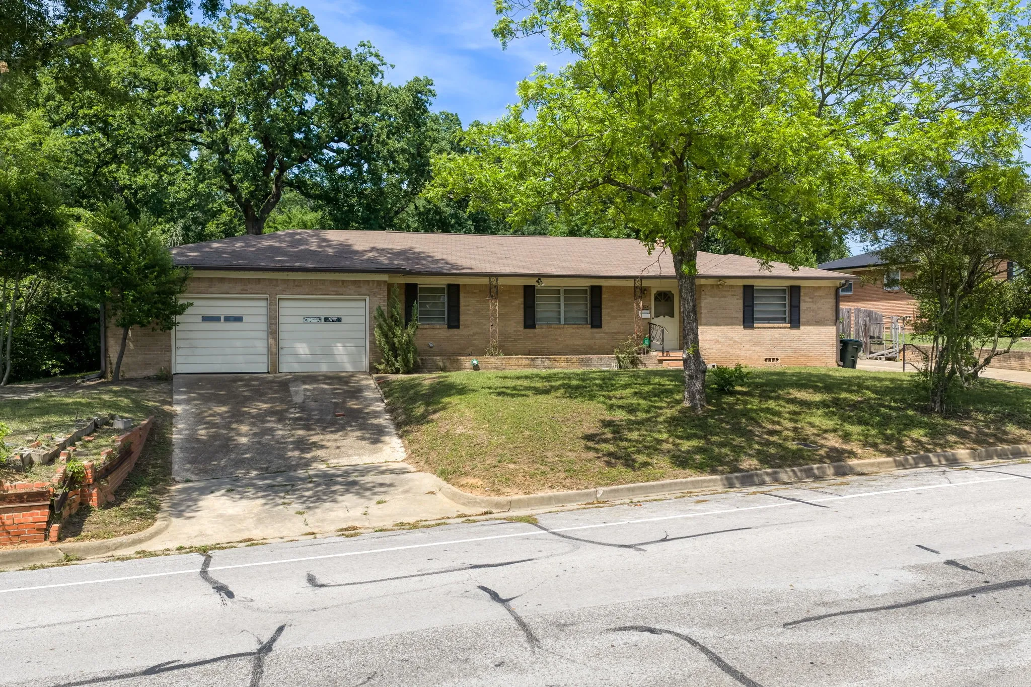 Single Family Residence For Sale in Smith County , 1804 Decharles Street, Tyler, Texas 75701, 4 Bedroom, 3 Bathroom, 4 Garage spaces, 2,553 Sqft, built in 1955, mls#21261366, Real Estate Agent in Tyler, Homes For Sale in Smith county, Homes For Sale in Tyler, Realtor in Tyler Texas, Real Estate Brokerage Independent Realty Texas, Luminita Cordes Realtor