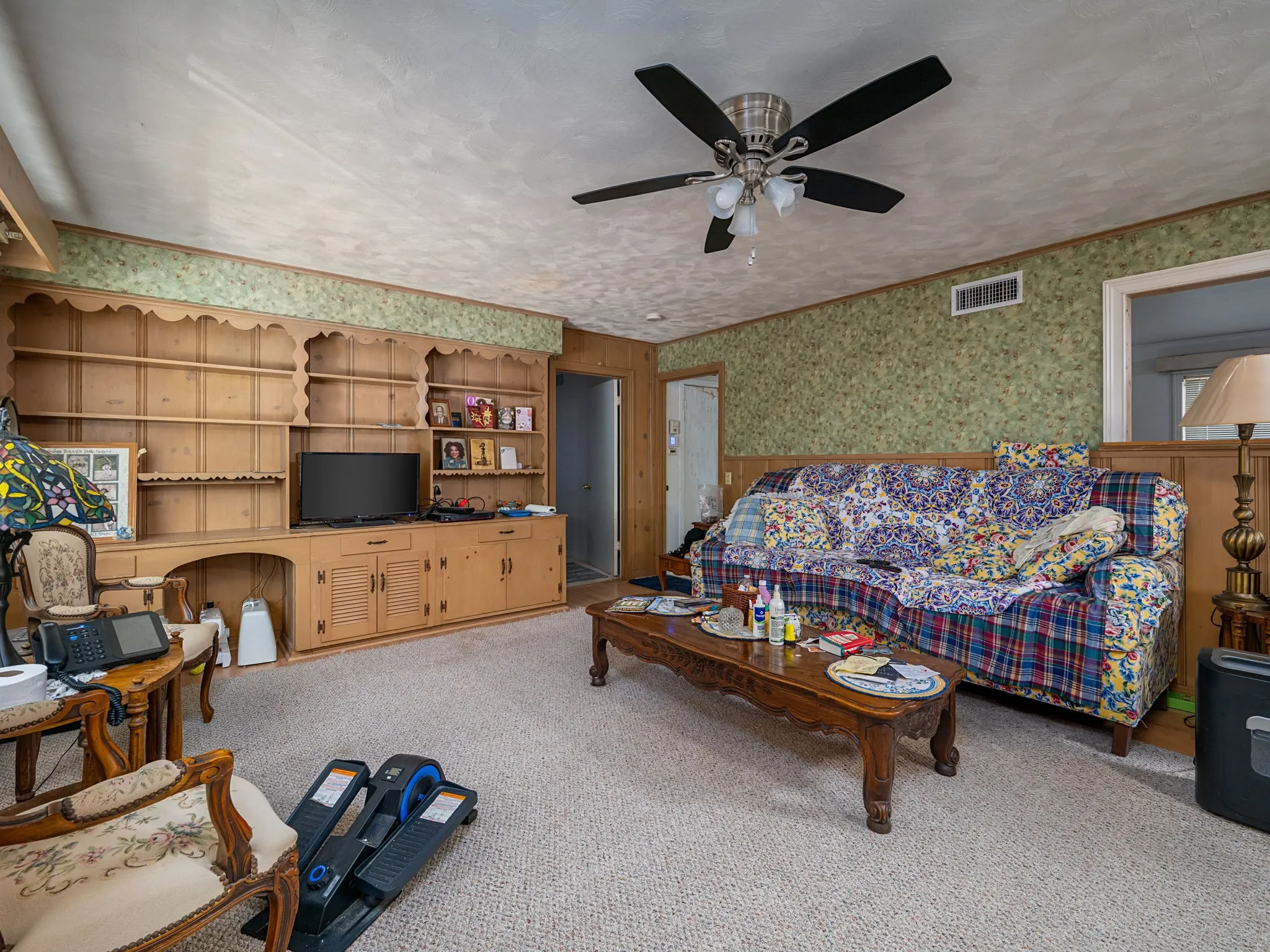Single Family Residence For Sale in Smith County , 1804 Decharles Street, Tyler, Texas 75701, 4 Bedroom, 3 Bathroom, 4 Garage spaces, 2,553 Sqft, built in 1955, mls#21261366, Real Estate Agent in Tyler, Homes For Sale in Smith county, Homes For Sale in Tyler, Realtor in Tyler Texas, Real Estate Brokerage Independent Realty Texas, Luminita Cordes Realtor