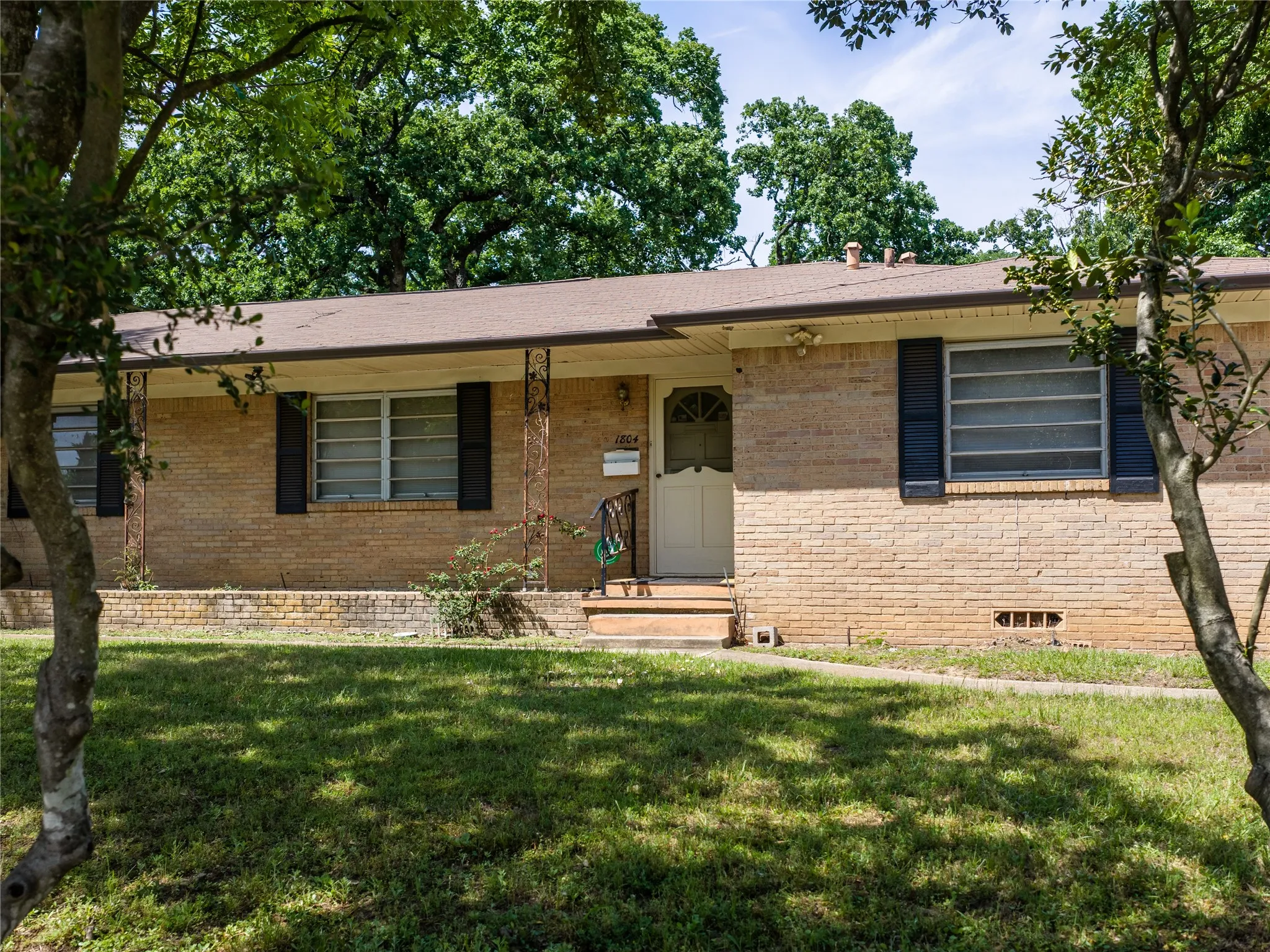 Single Family Residence For Sale in Smith County , 1804 Decharles Street, Tyler, Texas 75701, 4 Bedroom, 3 Bathroom, 4 Garage spaces, 2,553 Sqft, built in 1955, mls#21261366, Real Estate Agent in Tyler, Homes For Sale in Smith county, Homes For Sale in Tyler, Realtor in Tyler Texas, Real Estate Brokerage Independent Realty Texas, Luminita Cordes Realtor